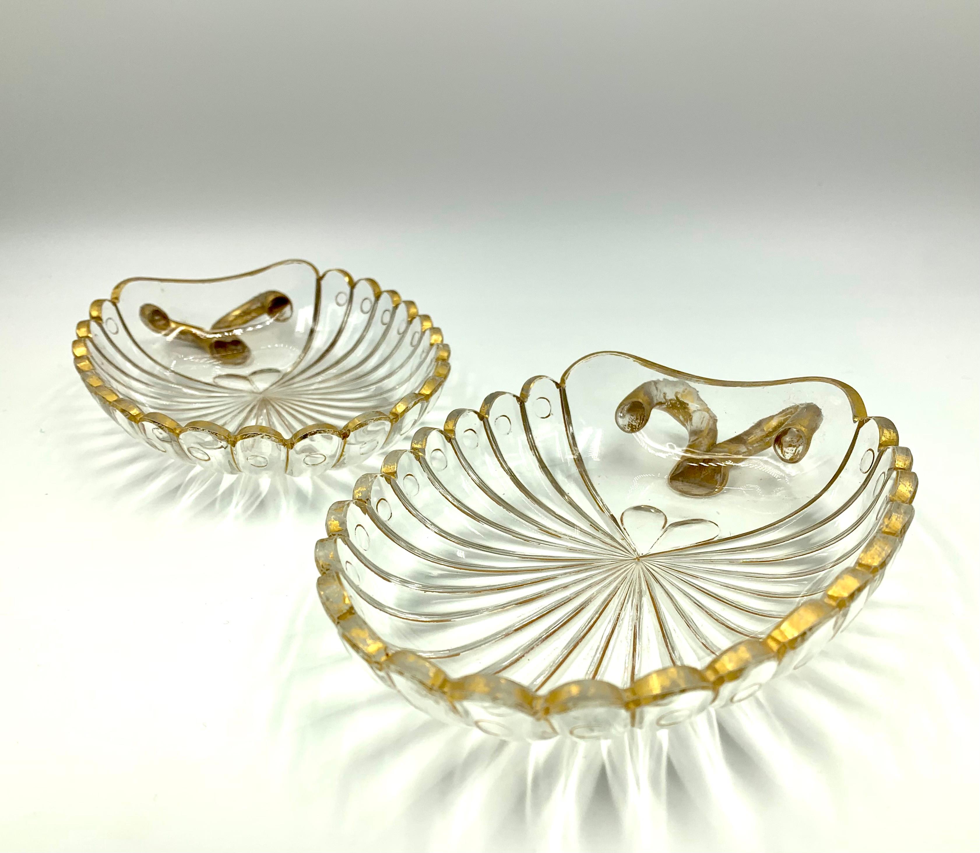 Pair Neoclassical Venetian Glass Scallop Form Parcel Gilt Caviar Dishes In Good Condition For Sale In New York, NY