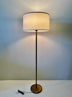 Coppia di lampade da terra Nessen Studio 907 in ottone con paralumi in vetro color latte anni '40