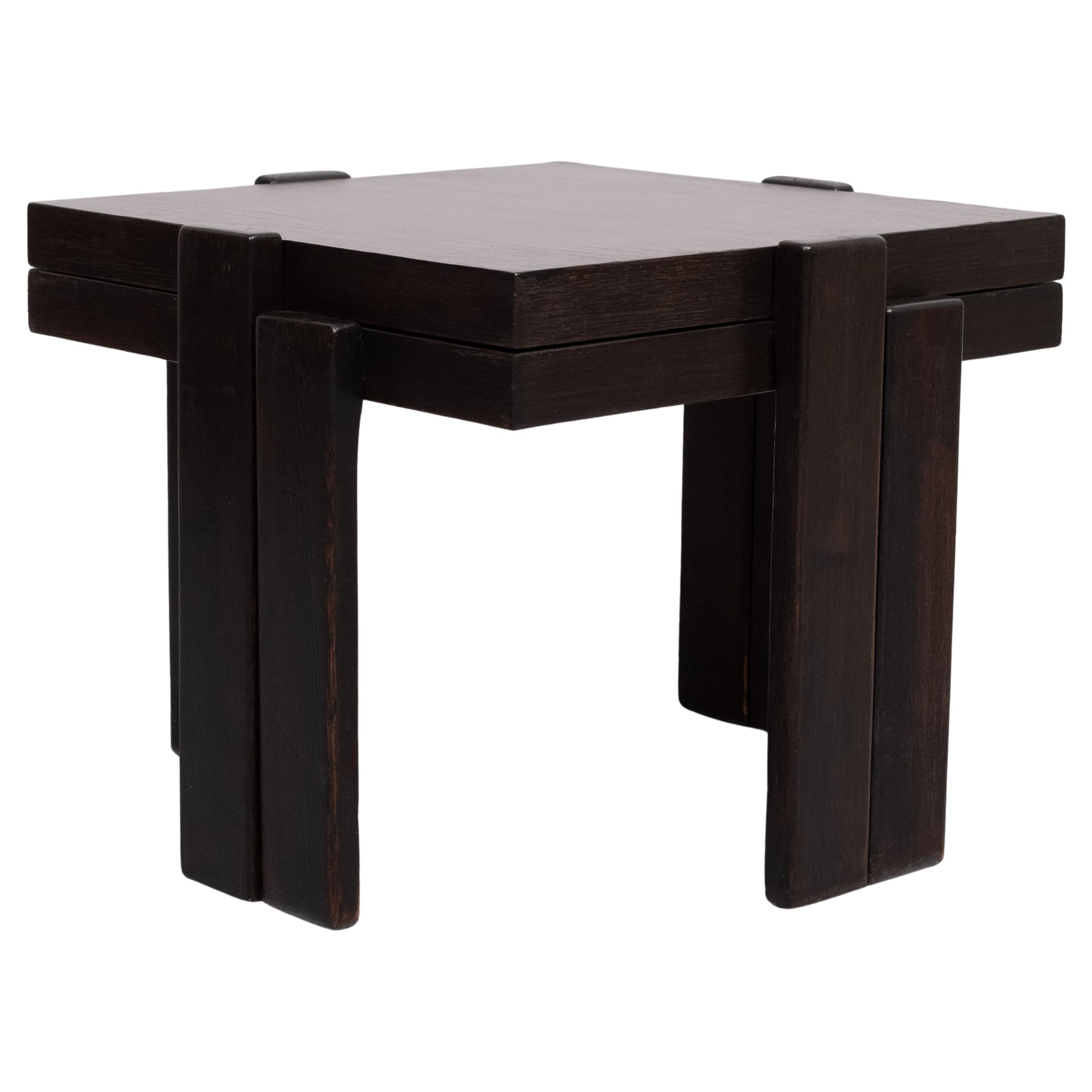 Très belle paire de tables gigognes en bois teinté brun foncé.
S'emboîtant les uns sur les autres . Gianfranco Frattini dans le style 