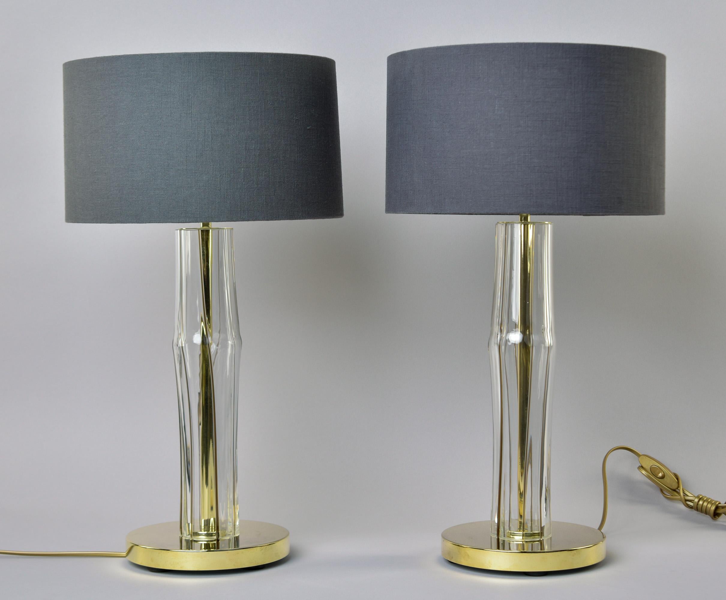 Mid-Century moderno Pair New Clear Glass Italian Lamps with Brass Fittings in vendita