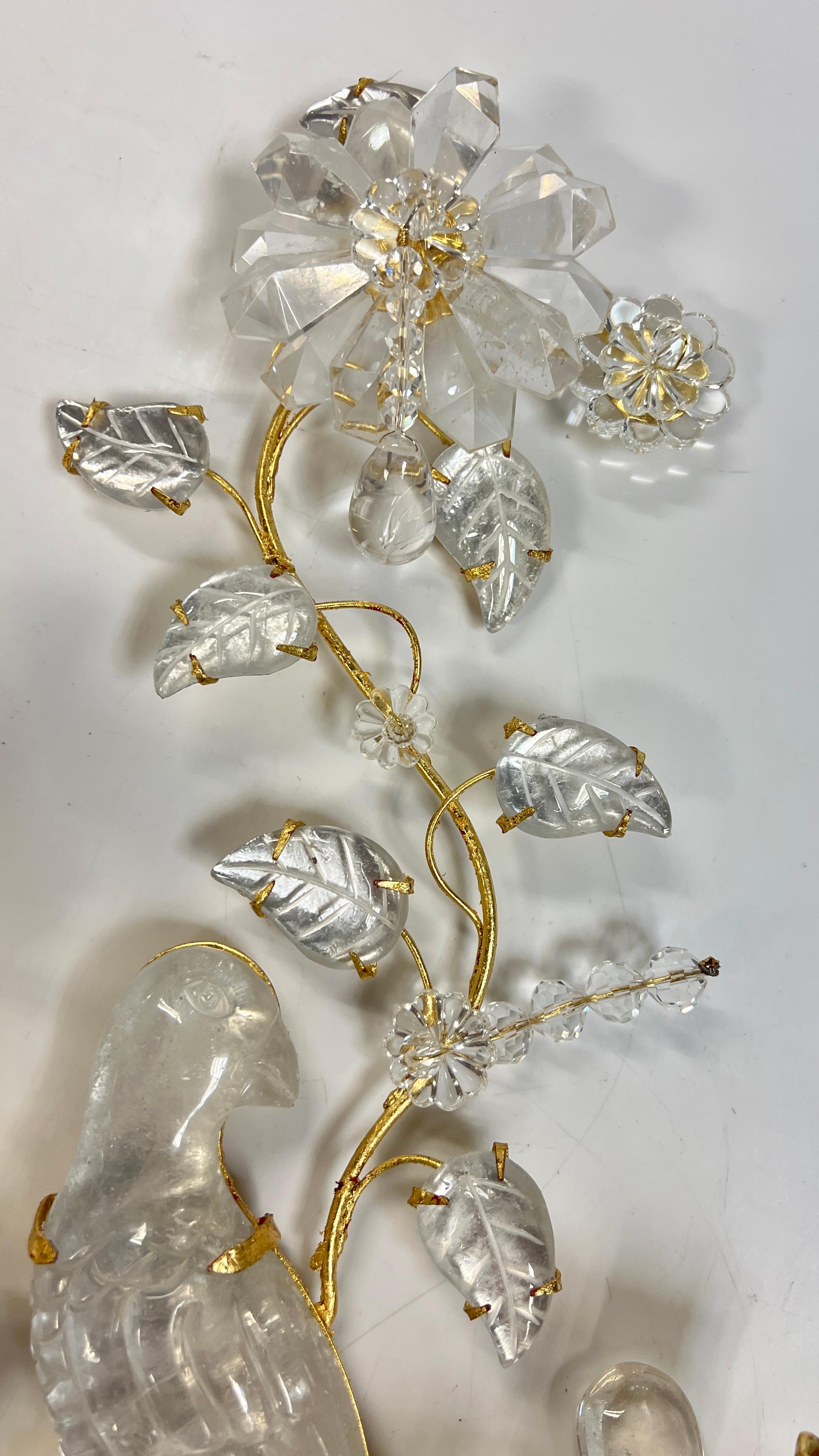 Doré Paire d'appliques neuves en métal doré de style Maison Bagues en forme de perroquet en cristal de roche en vente