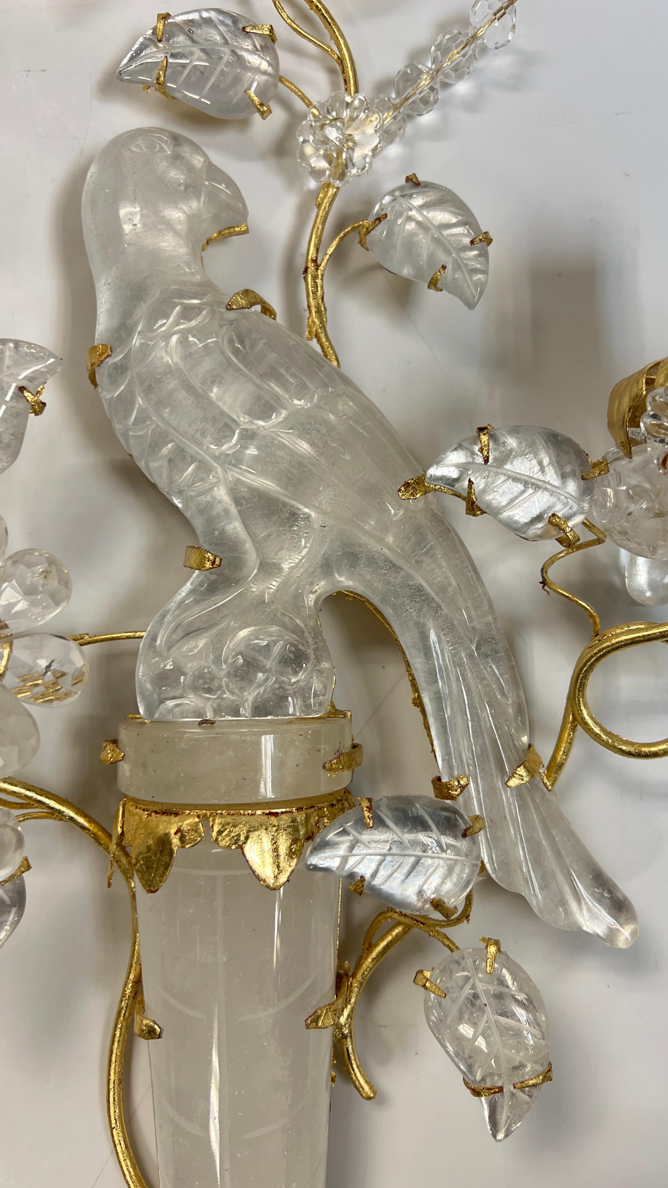 Paire d'appliques neuves en métal doré de style Maison Bagues en forme de perroquet en cristal de roche Bon état - En vente à New York, NY