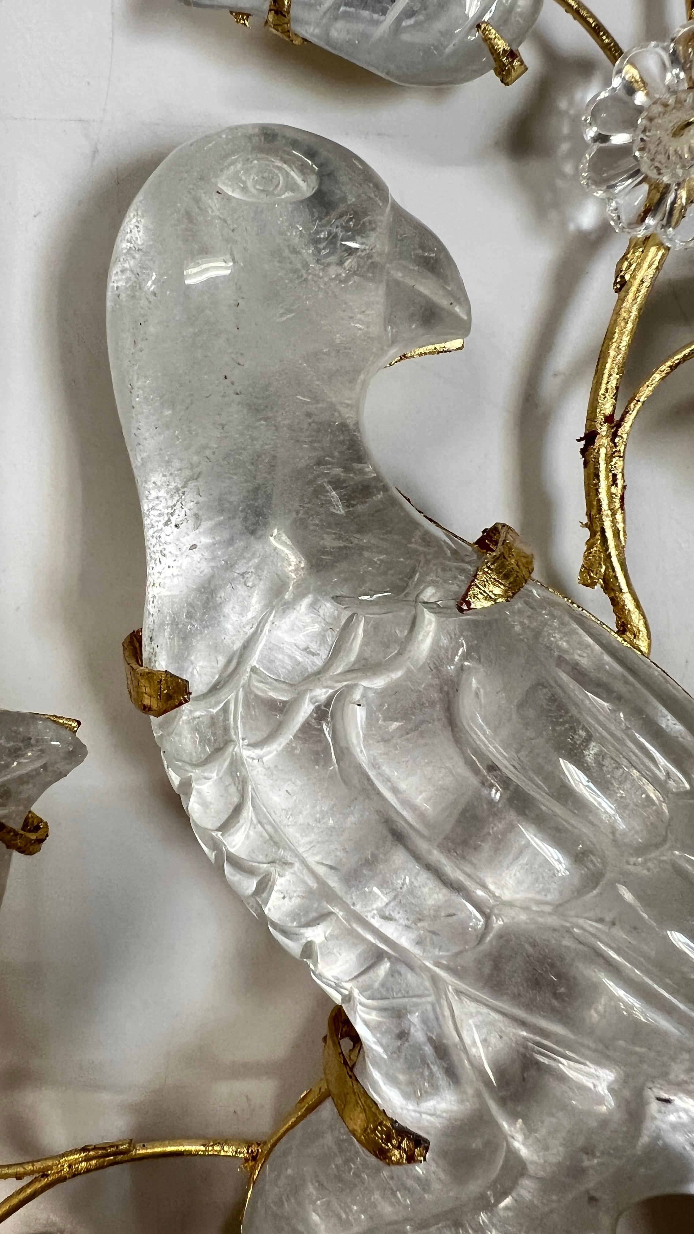 XXIe siècle et contemporain Paire d'appliques neuves en métal doré de style Maison Bagues en forme de perroquet en cristal de roche en vente
