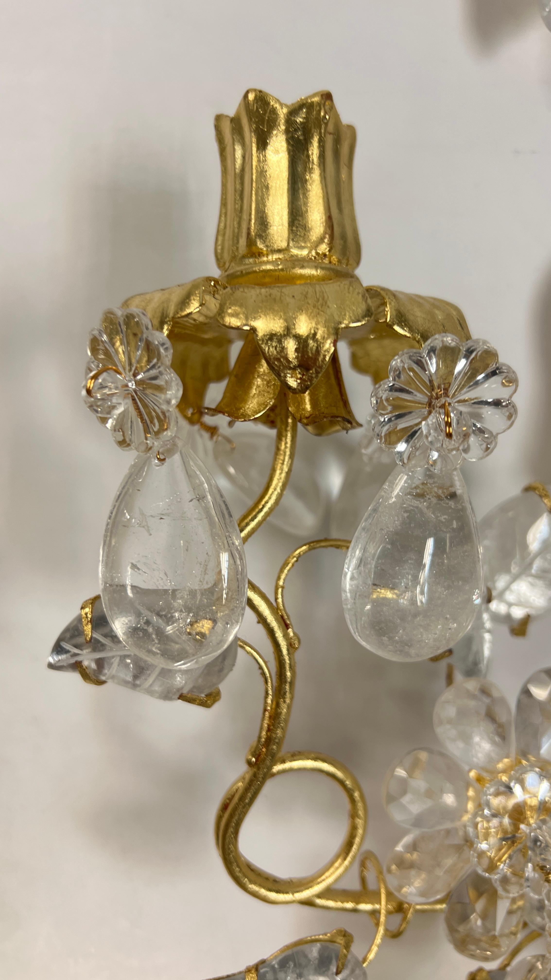Paire d'appliques neuves en métal doré de style Maison Bagues en forme de perroquet en cristal de roche en vente 1