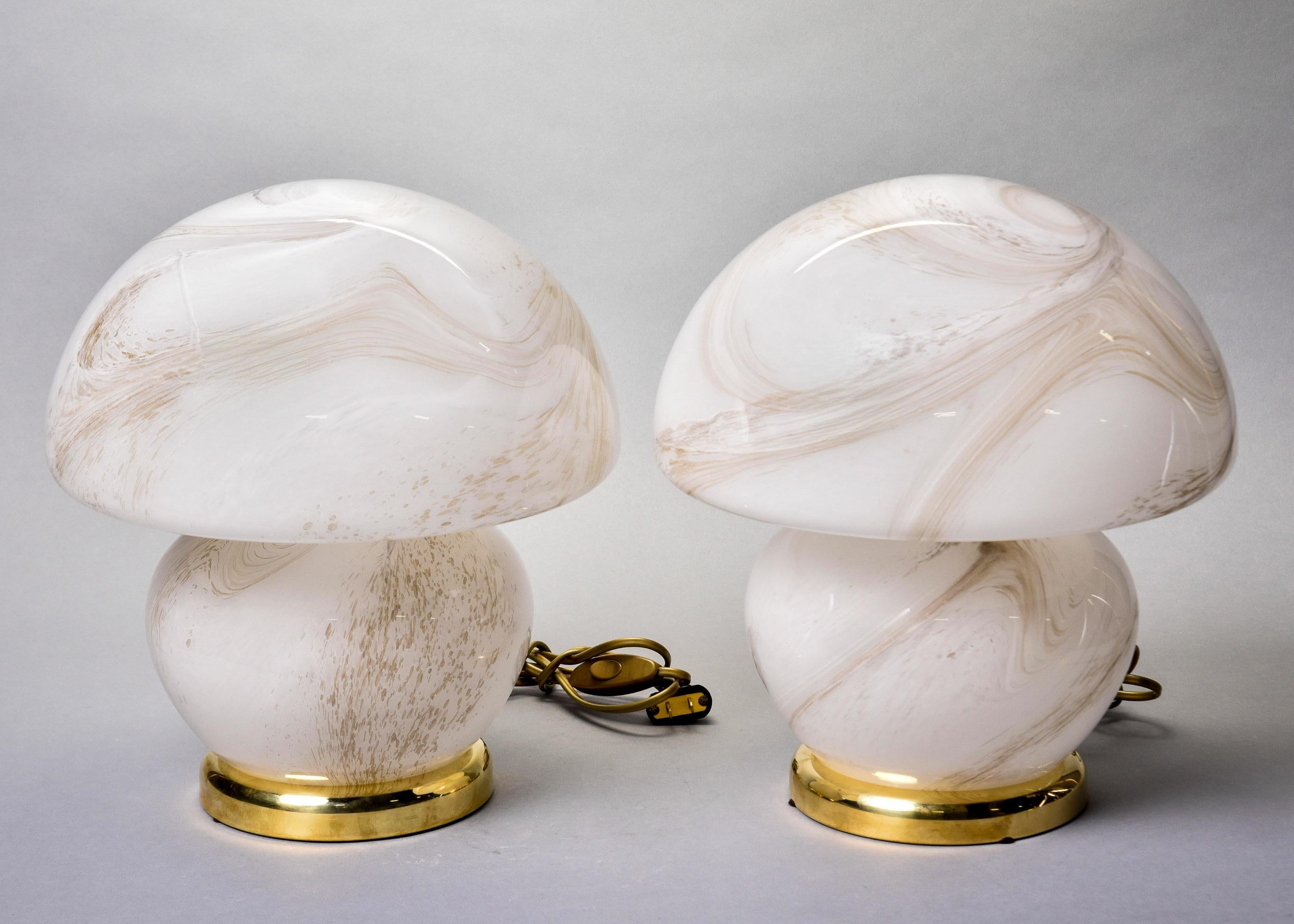 Trouvée en Italie, cette paire de lampes de style champignon en verre de Murano est neuve.  Les lampes mesurent 13