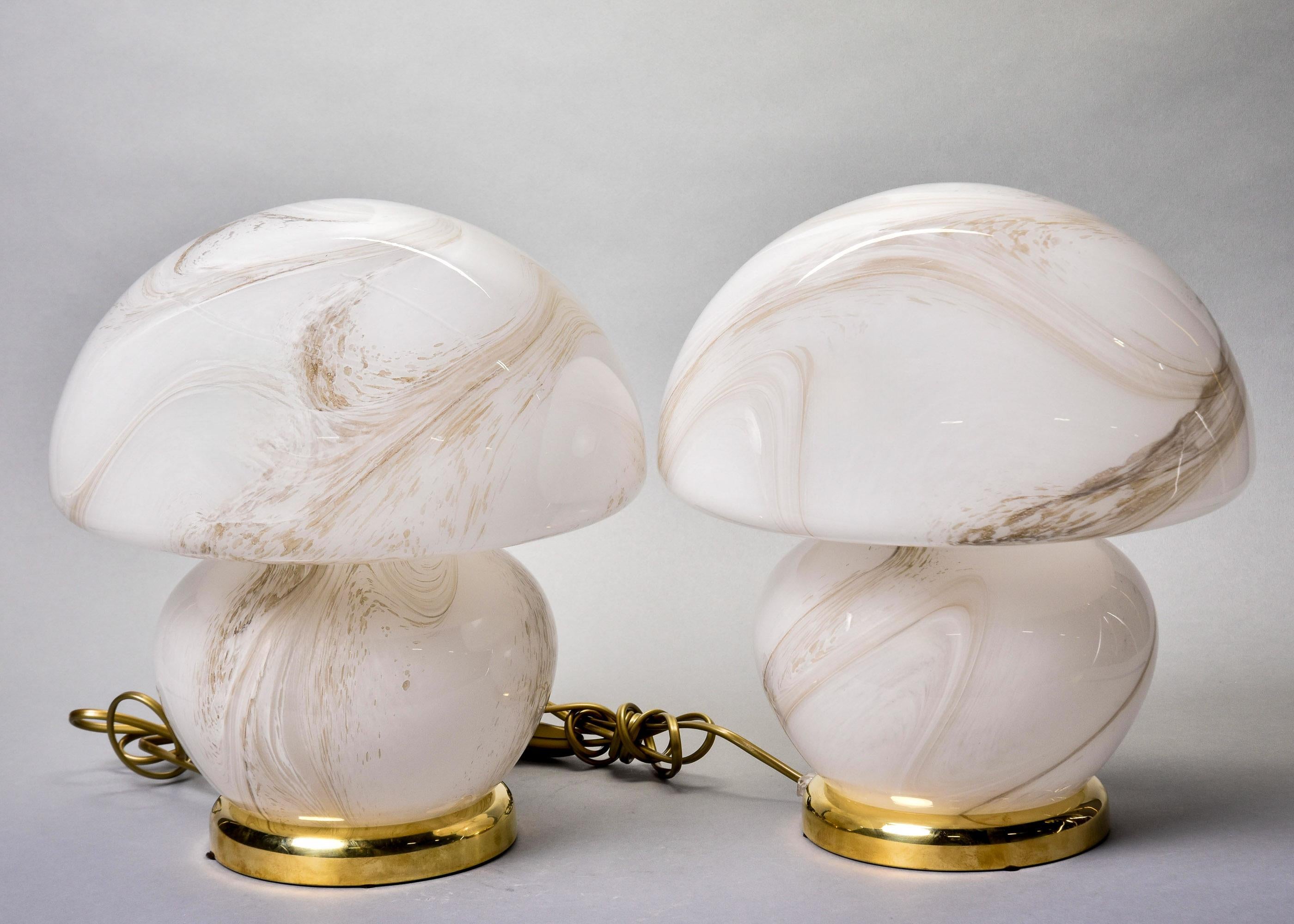 Laiton Paire de lampes champignons en verre Murano, neuves en vente