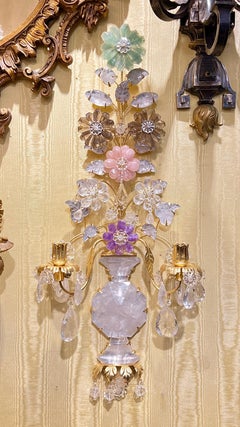 Coppia di nuove applique in cristallo di rocca, quarzo colorato e metallo dorato in stile Maison Bagues