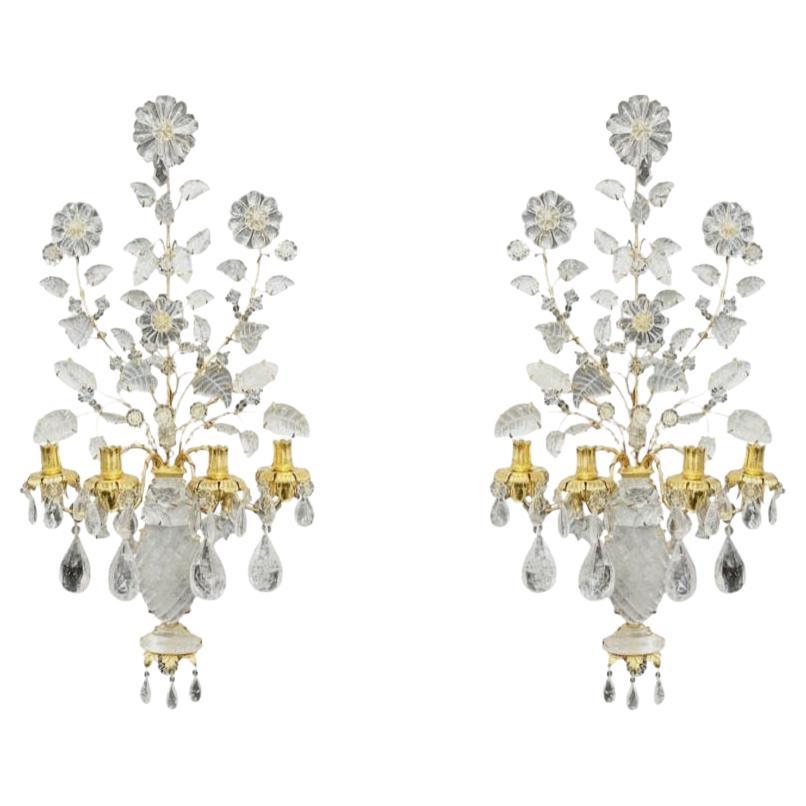 Coppia di lampade in cristallo di rocca in metallo dorato alla maniera della Maison Bagues