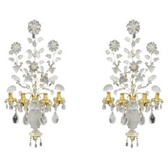 Coppia di lampade in cristallo di rocca in metallo dorato alla maniera della Maison Bagues