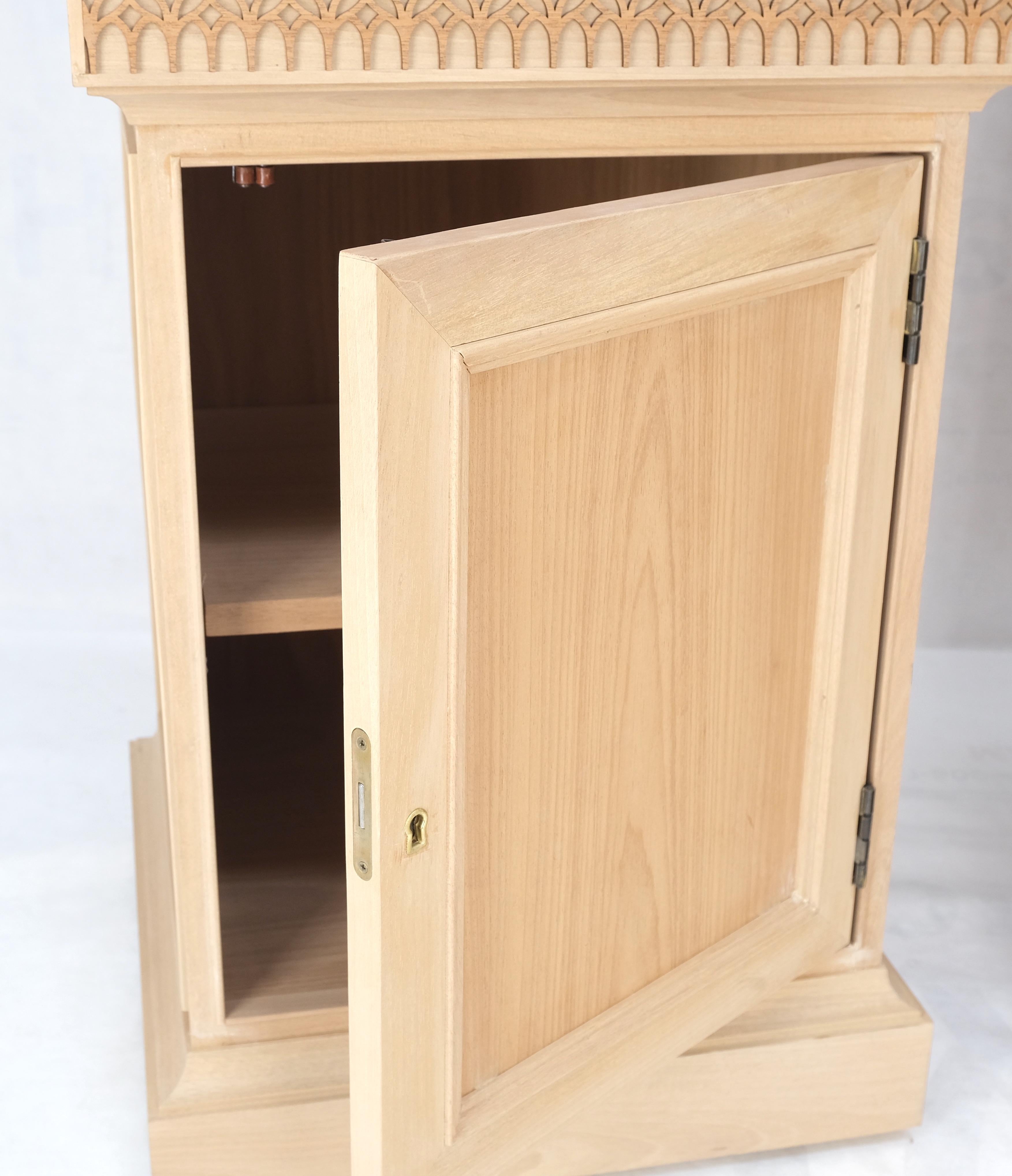 Coppia di librerie in legno di noce a forma di obelisco non rifinito Baker a 360 gradi su entrambi i lati in vendita 4