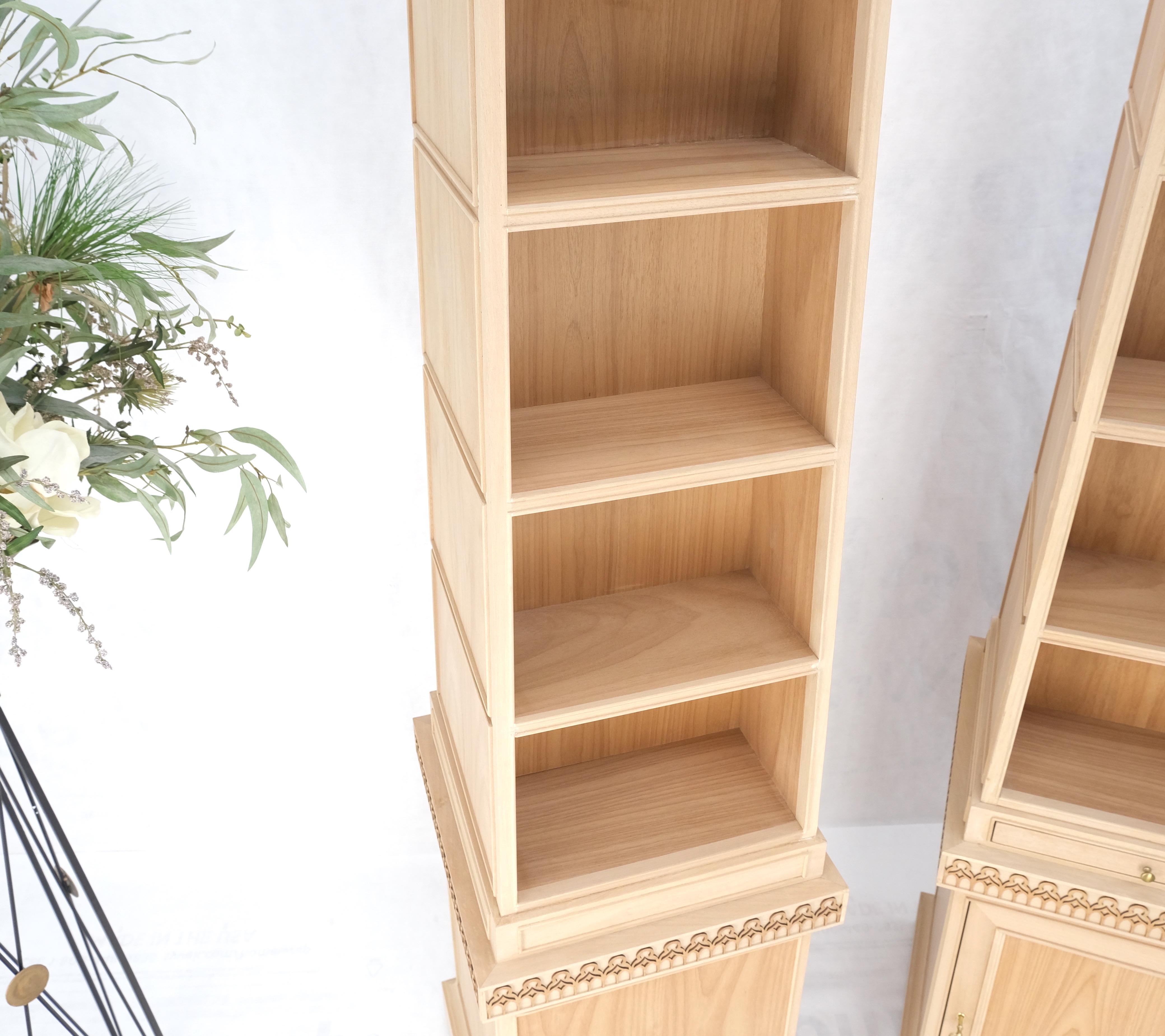 Coppia di librerie in legno di noce a forma di obelisco non rifinito Baker a 360 gradi su entrambi i lati in vendita 5