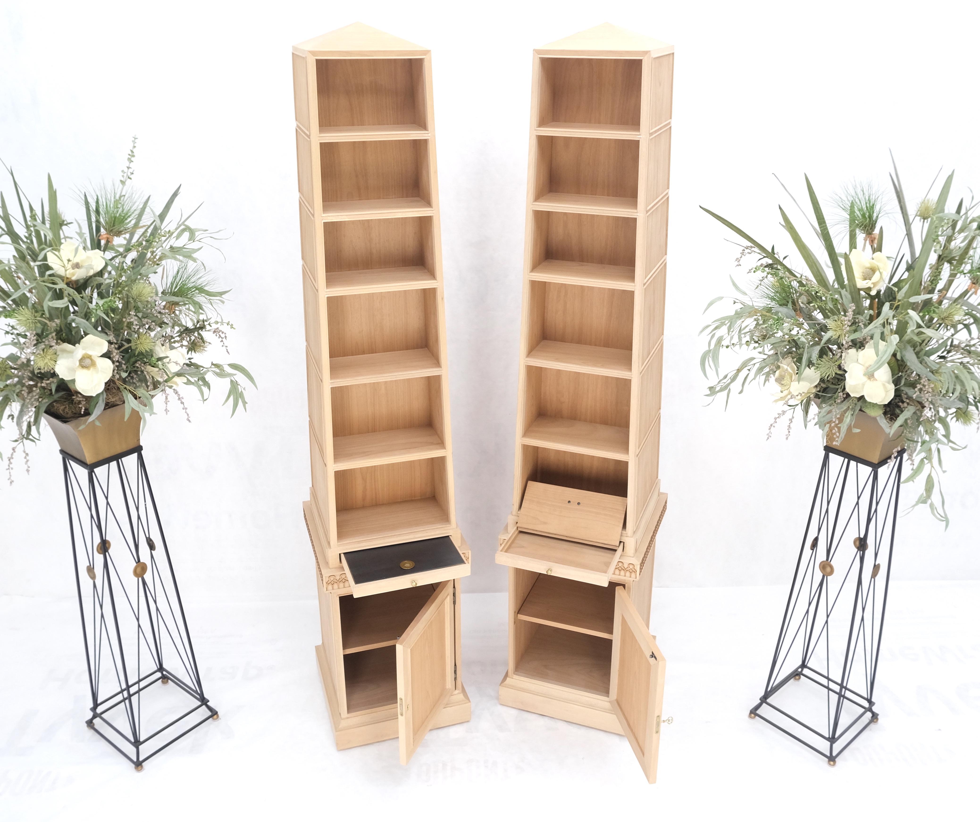 Coppia di librerie in legno di noce a forma di obelisco non rifinito Baker a 360 gradi su entrambi i lati in vendita 9