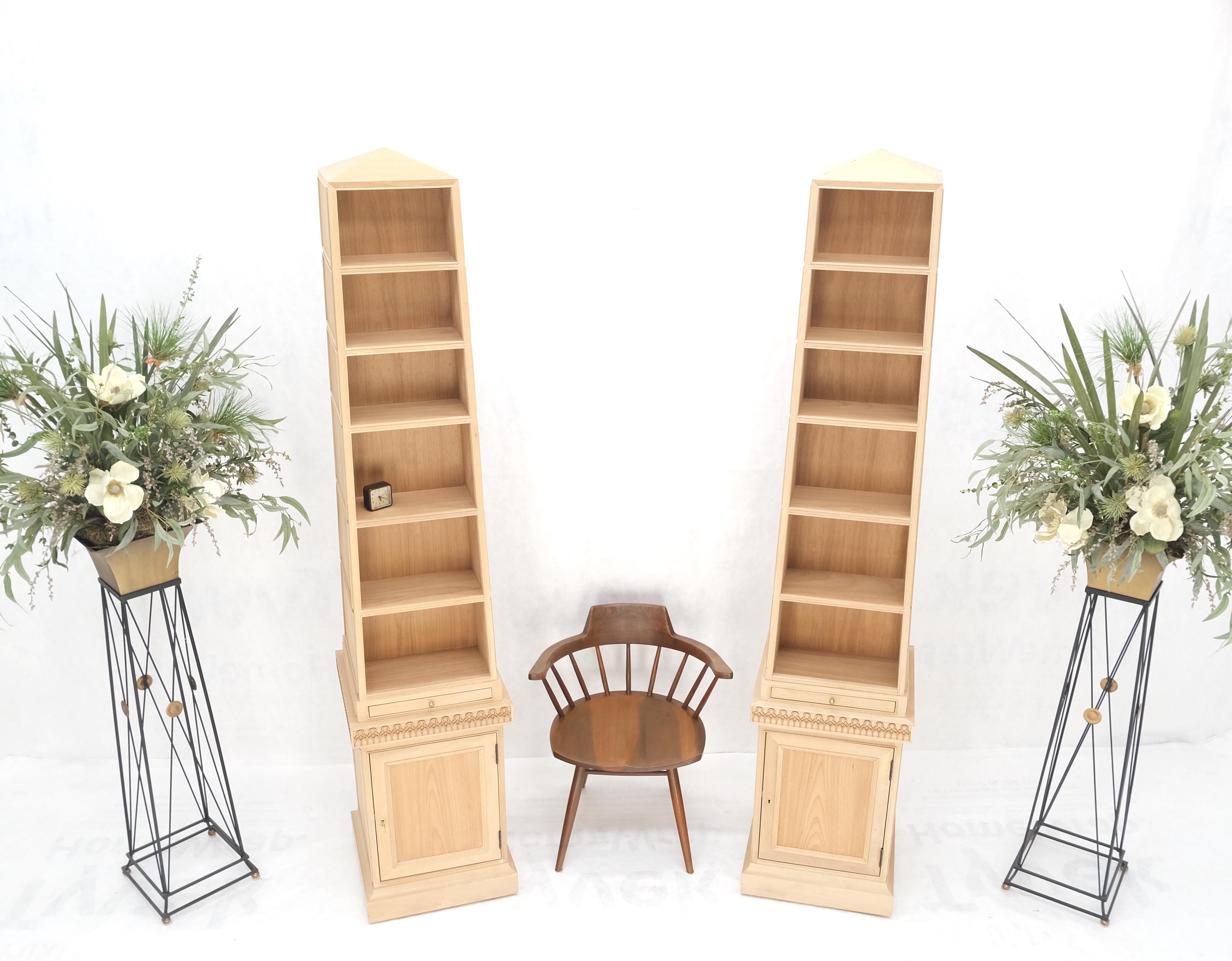 XX secolo Coppia di librerie in legno di noce a forma di obelisco non rifinito Baker a 360 gradi su entrambi i lati in vendita