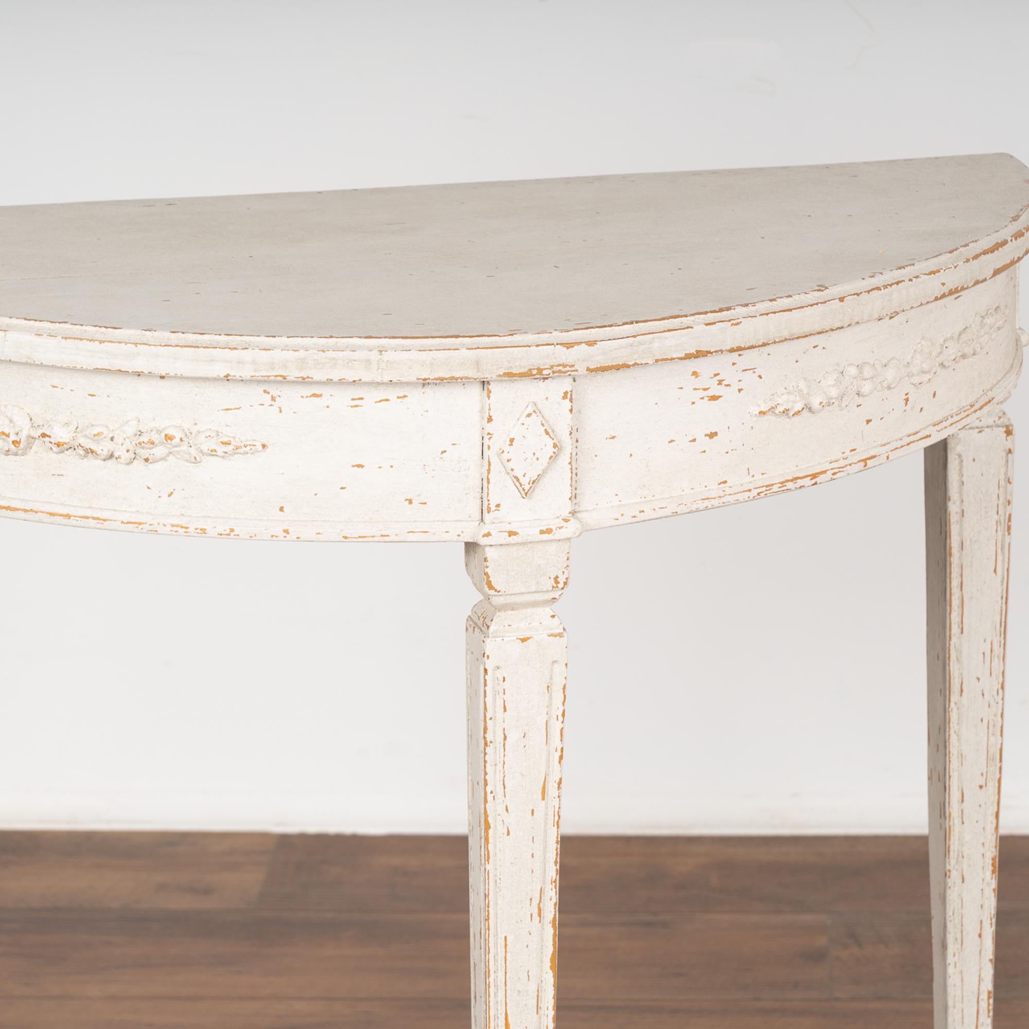 Paire de tables d'appoint demi-lune gustaviennes peintes en blanc, Suède Bon état - En vente à Round Top, TX