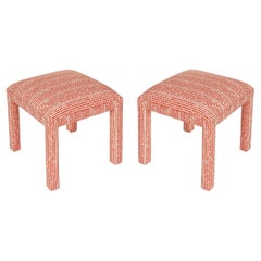 Paire de bancs nouvellement tapissés Sister Parish Fabric