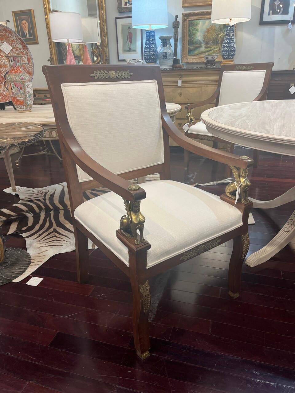 Paire de fauteuils Louis XVI nouvellement tapissés avec des accents en bronze doré, prêts à être placés