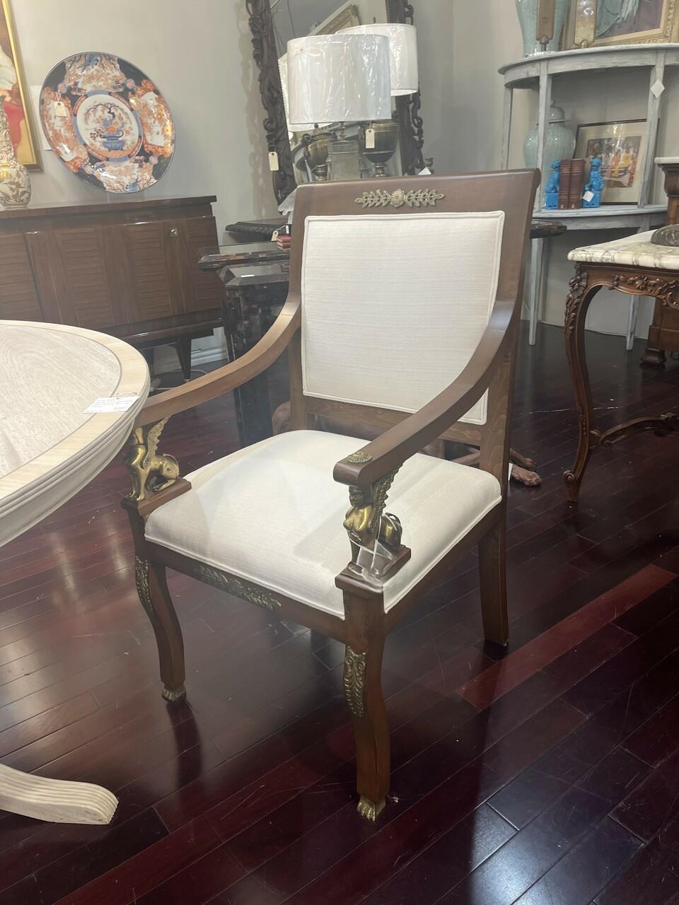 Queen Anne Paire de fauteuils Louis XVI nouvellement tapissés en vente