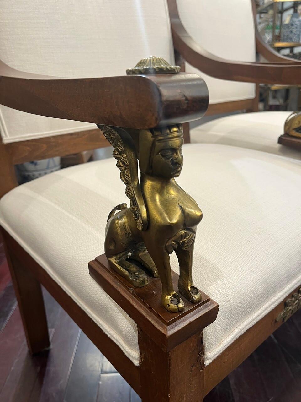 Français Paire de fauteuils Louis XVI nouvellement tapissés en vente