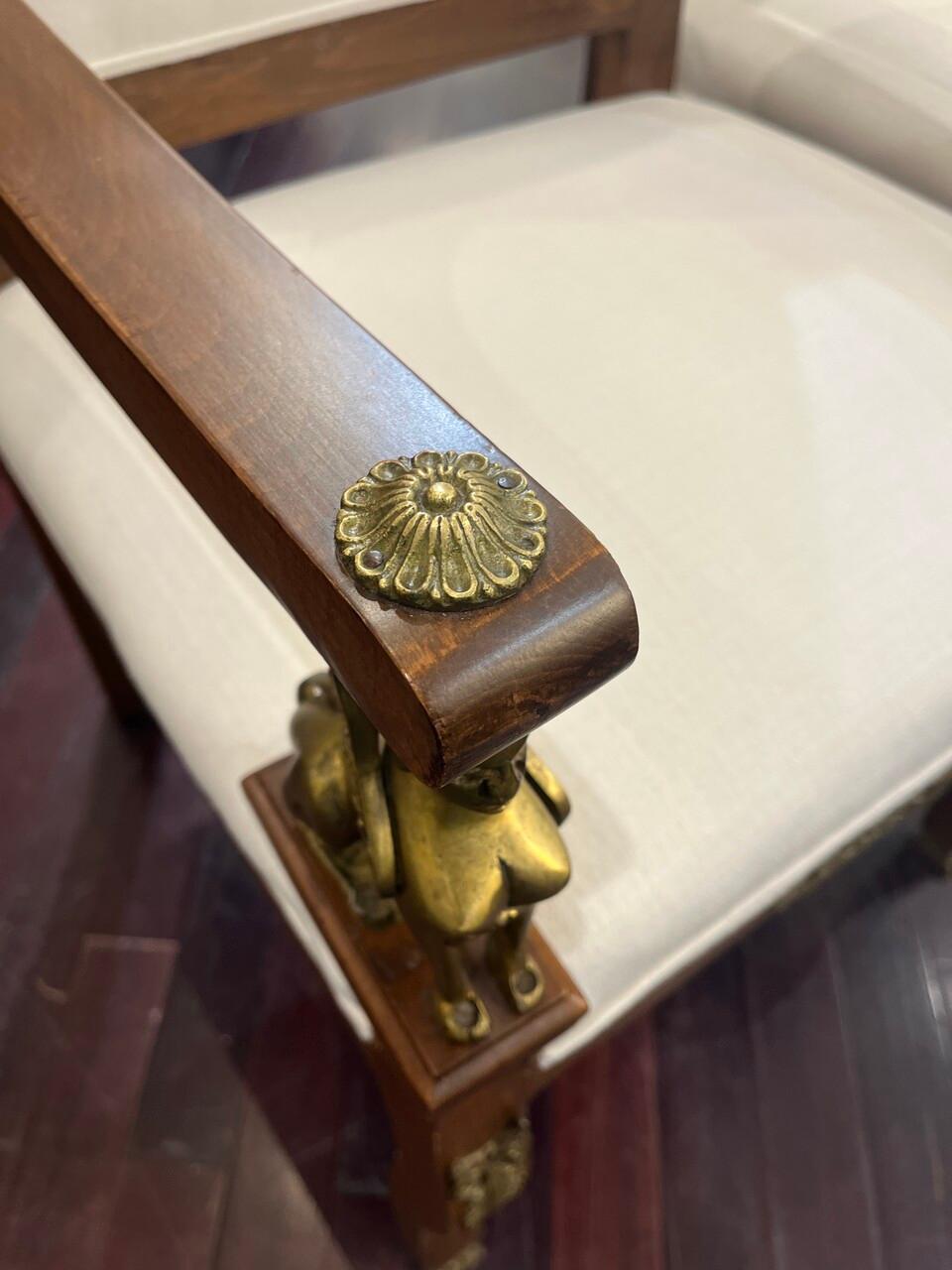 Paire de fauteuils Louis XVI nouvellement tapissés Bon état - En vente à Houston, TX