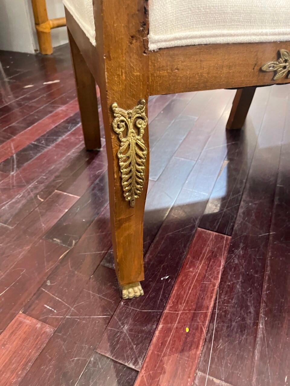 20ième siècle Paire de fauteuils Louis XVI nouvellement tapissés en vente