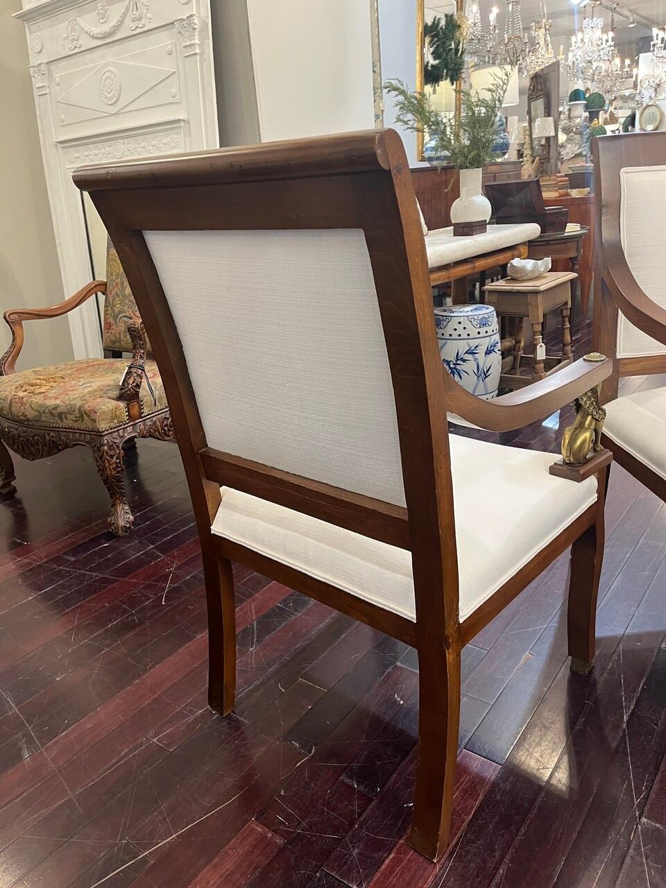 Paire de fauteuils Louis XVI nouvellement tapissés en vente 1