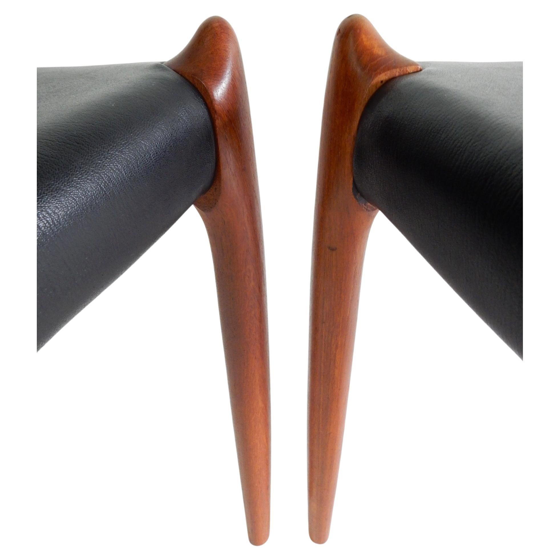 Fabuleuse paire de chaises de salle à manger Niels Design/One modèle 78 avec structure en teck sculpté et magnifique dossier incurvé. Sièges en cuir noir d'origine.
Les deux sont signés sur le bas du cadre, comme indiqué sur la photo. Nettoyé et