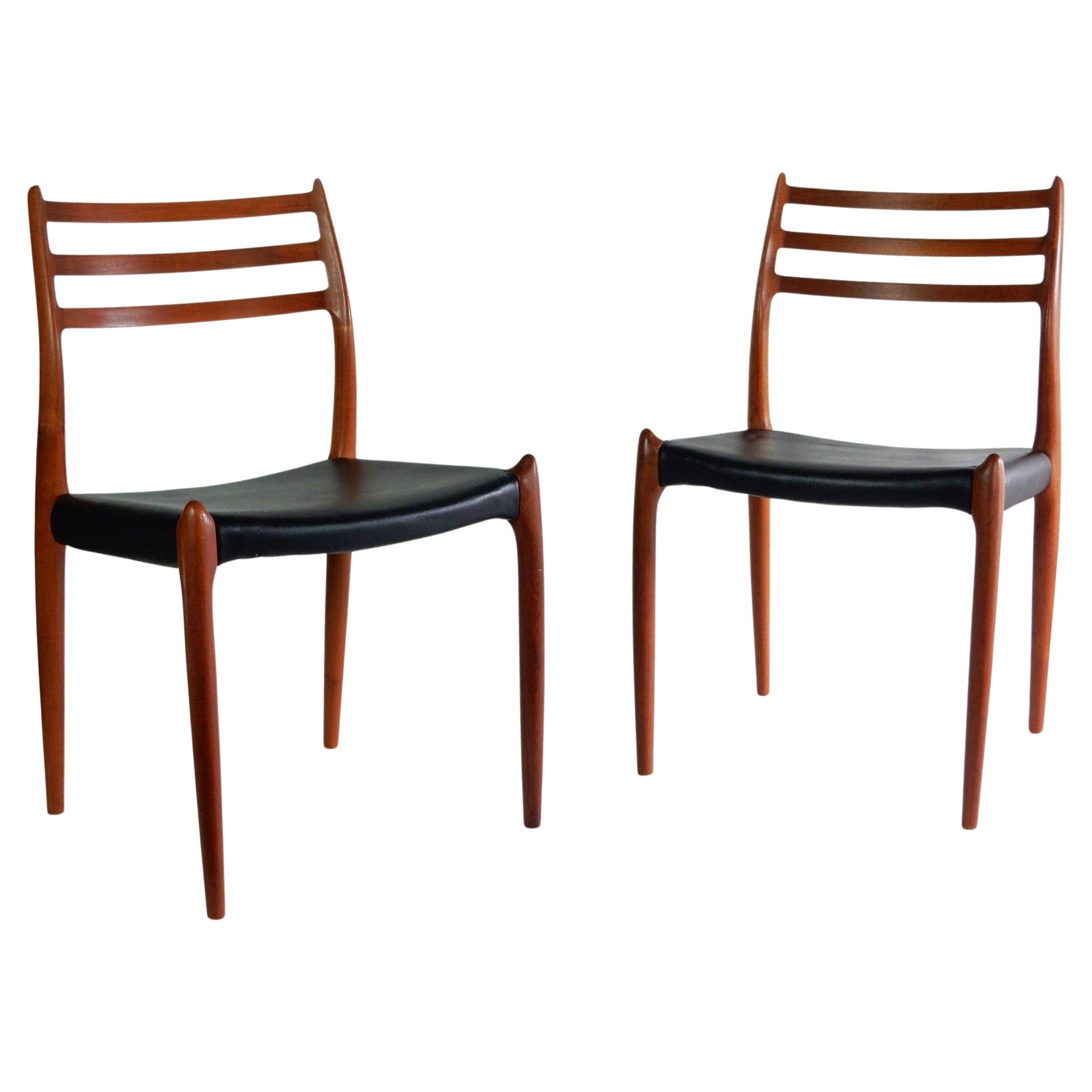 Paire de chaises de salle à manger Niels Otto Møller Modèle 78 Danemark Teck et cuir noir  en vente