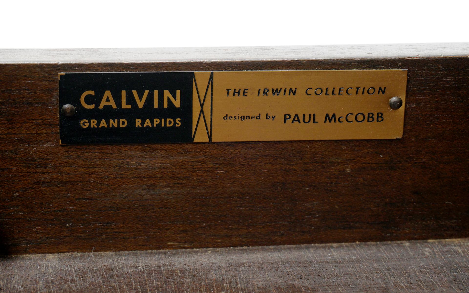 Paar Nachttische von Paul McCobb für Calvin, Mahagoni mit weißen Milchglasplatten (Messing) im Angebot