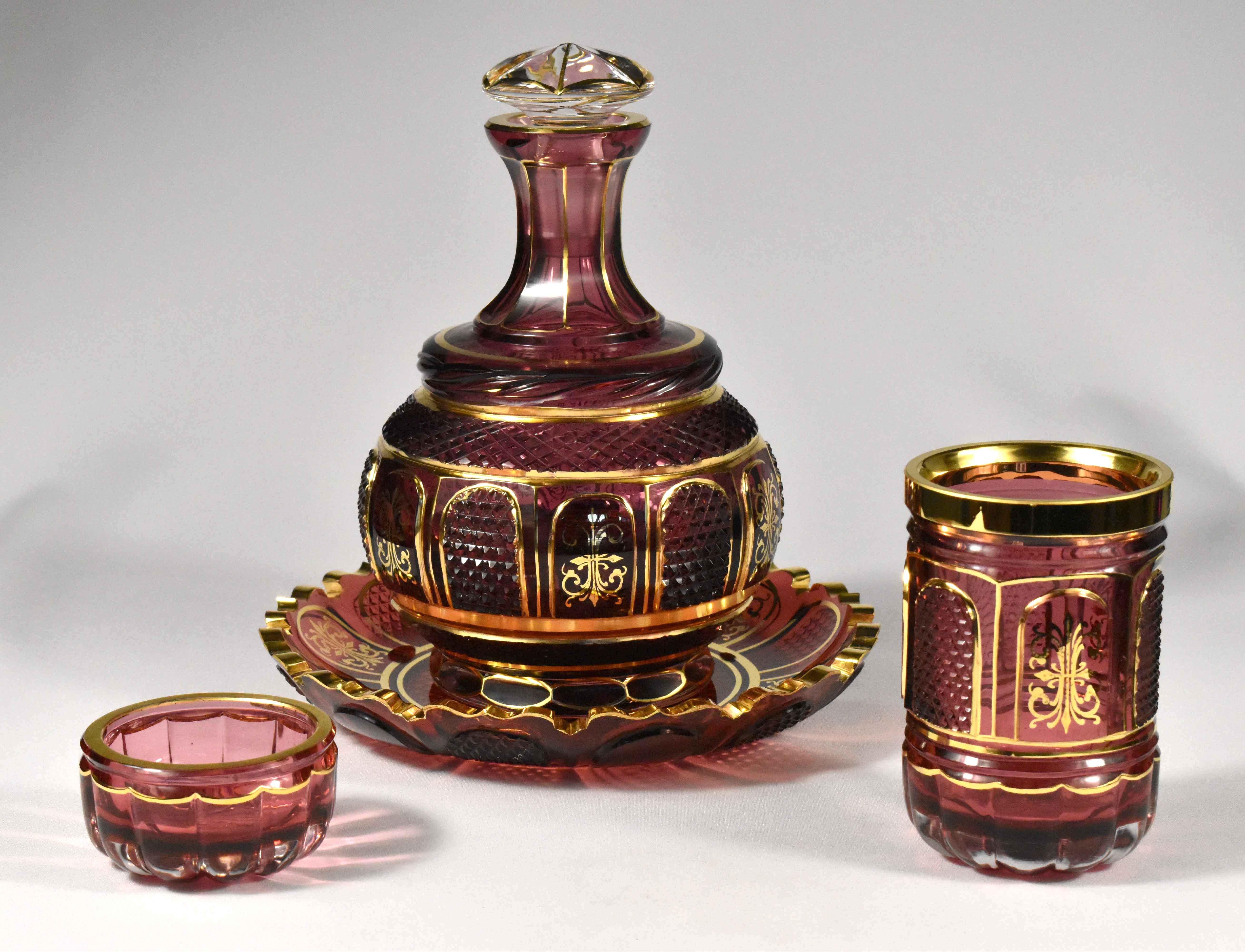 Ein Paar Nachttisch-Wasserkaraffen im Stil des 19. Jahrhunderts, böhmisches Glas (Tschechisch) im Angebot
