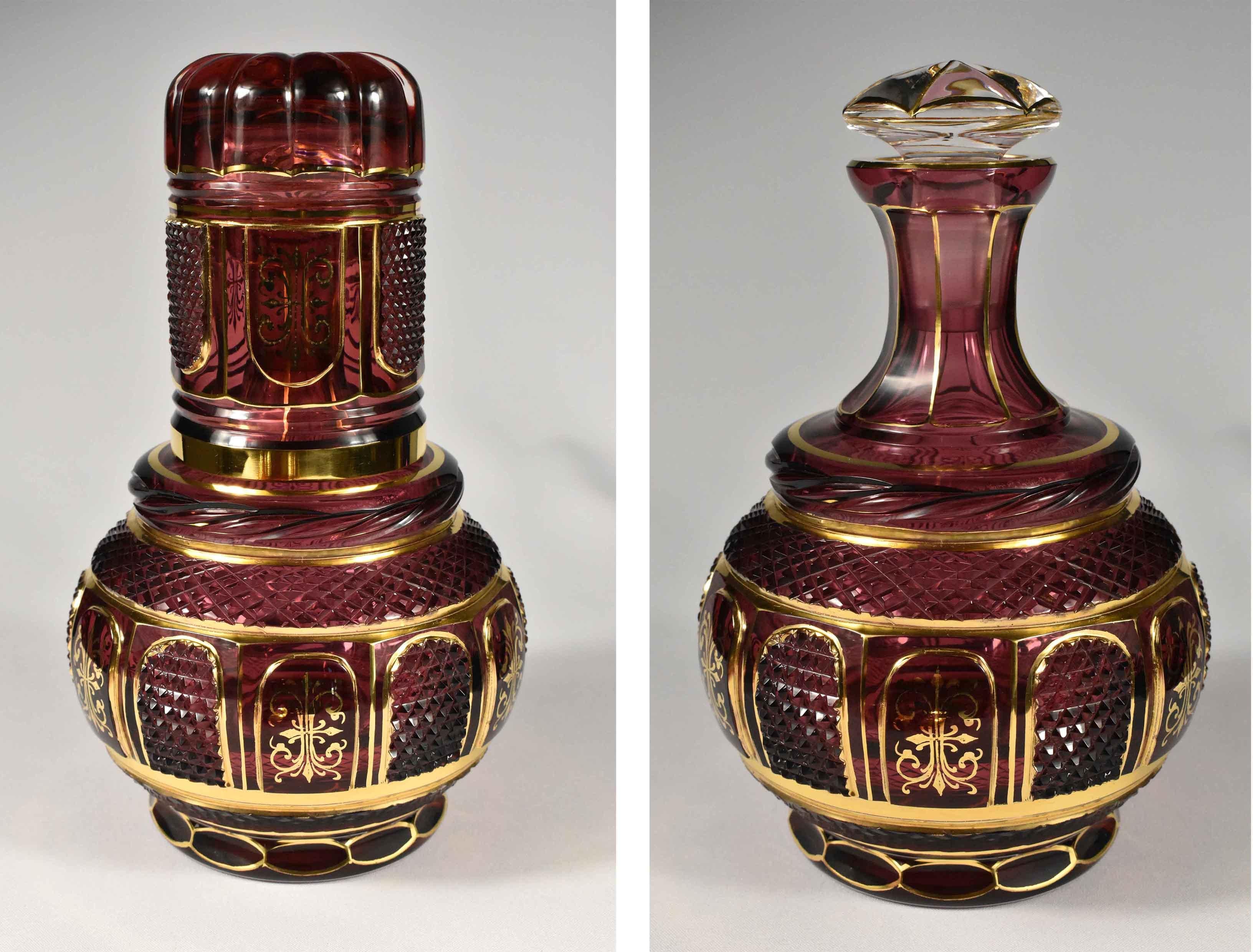 Ein Paar Nachttisch-Wasserkaraffen im Stil des 19. Jahrhunderts, böhmisches Glas (Handgefertigt) im Angebot