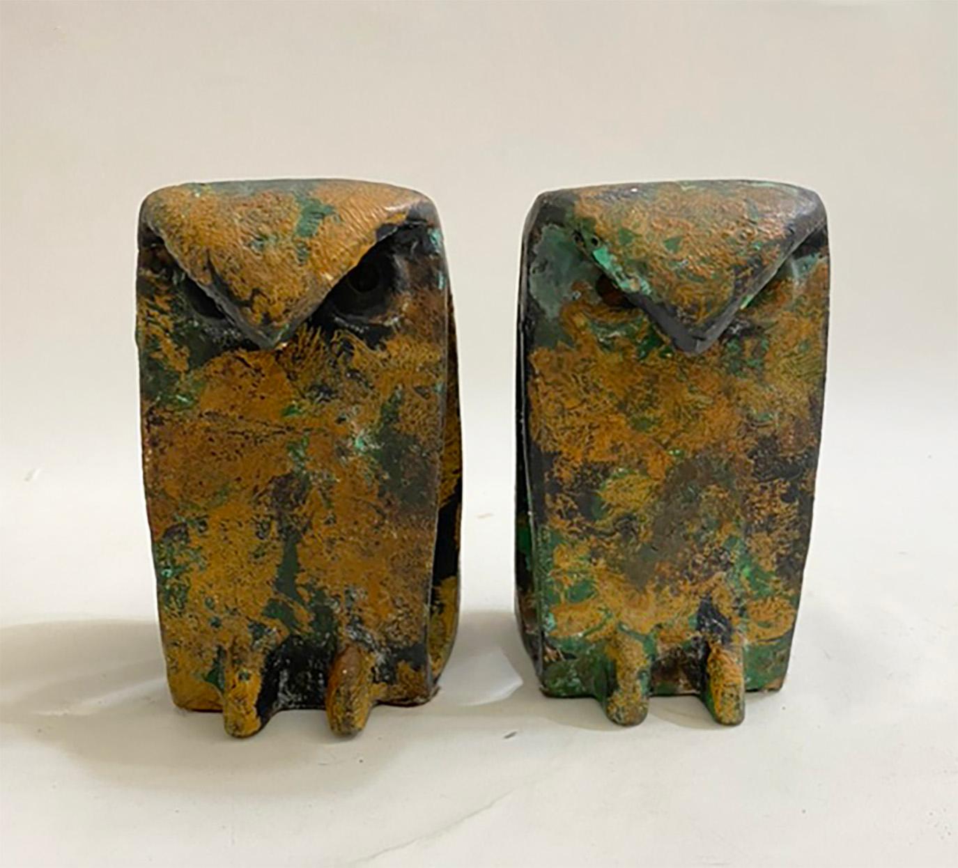 Esculturas, sujetalibros, pisapapeles... estos búhos de hierro, tan encantadores como atractivos, tienen múltiples usos. Fabricadas en Japón, estas figuras de mediados de siglo tienen un estilo brutalista: parecen forjadas a mano. El acabado es un
