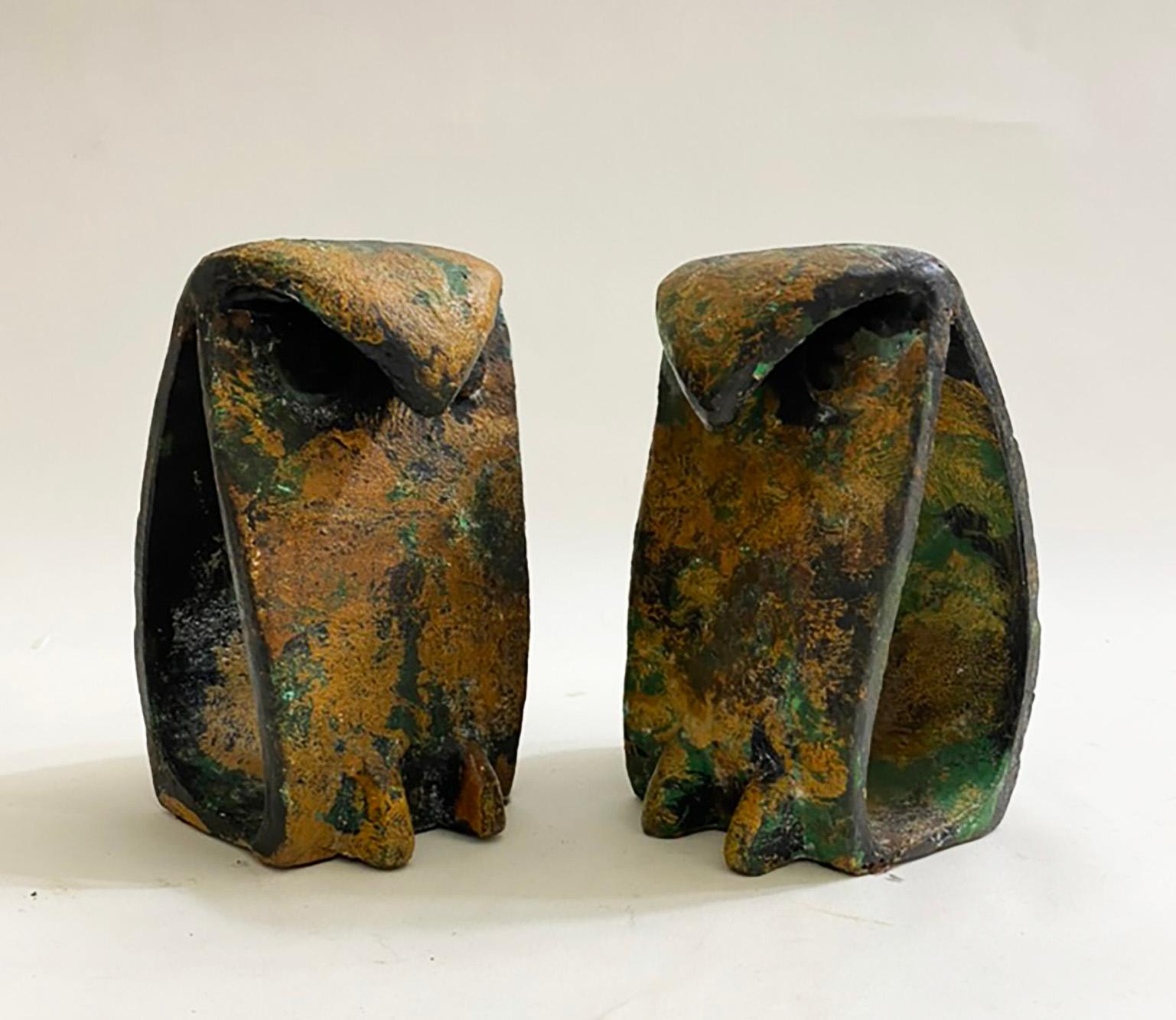 Pareja de sujetalibros de hierro con figuras de búhos japoneses Brutalistas de mediados de siglo al estilo Noguchi Hierro en venta
