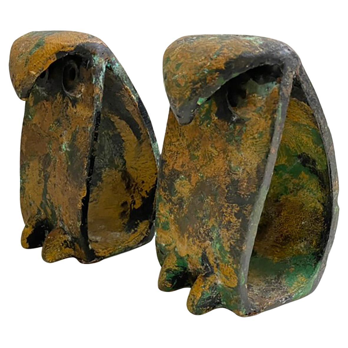 Pareja de sujetalibros de hierro con figuras de búhos japoneses Brutalistas de mediados de siglo al estilo Noguchi en venta