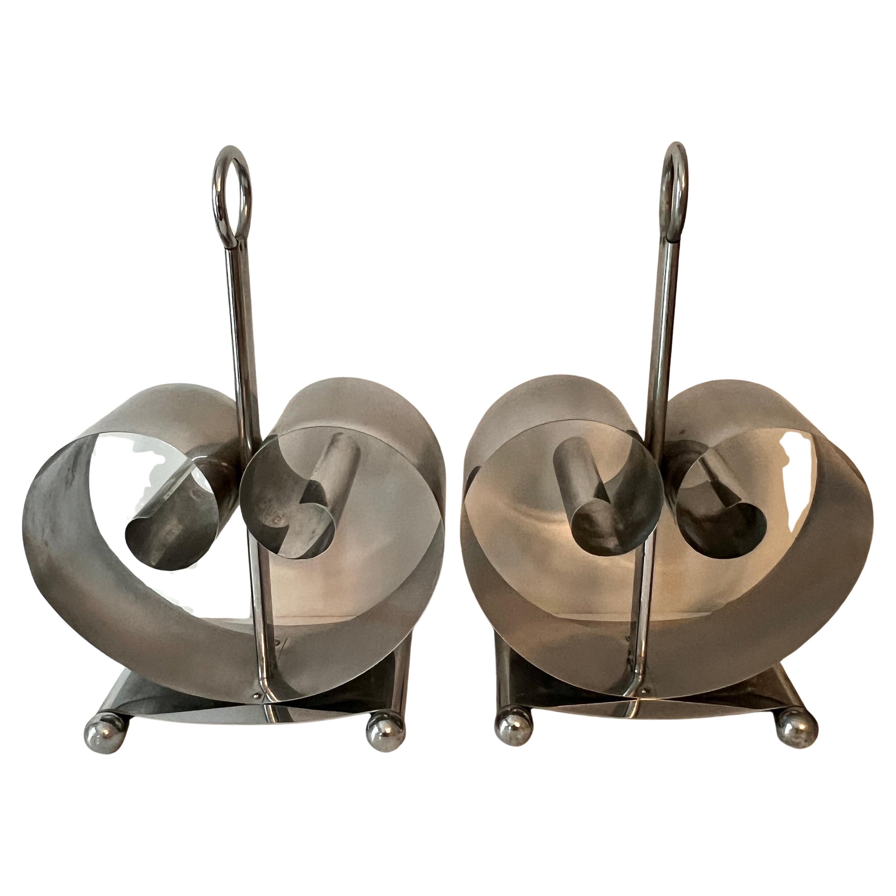 Un'eccezionale coppia di portariviste in cromo Art Deco di Norman Bel Geddes... questi sono mostrati anche da Fred Farr, ma sono identici, quale designer li abbia effettivamente realizzati rimane un mistero?

La coppia è intelligente nel design e