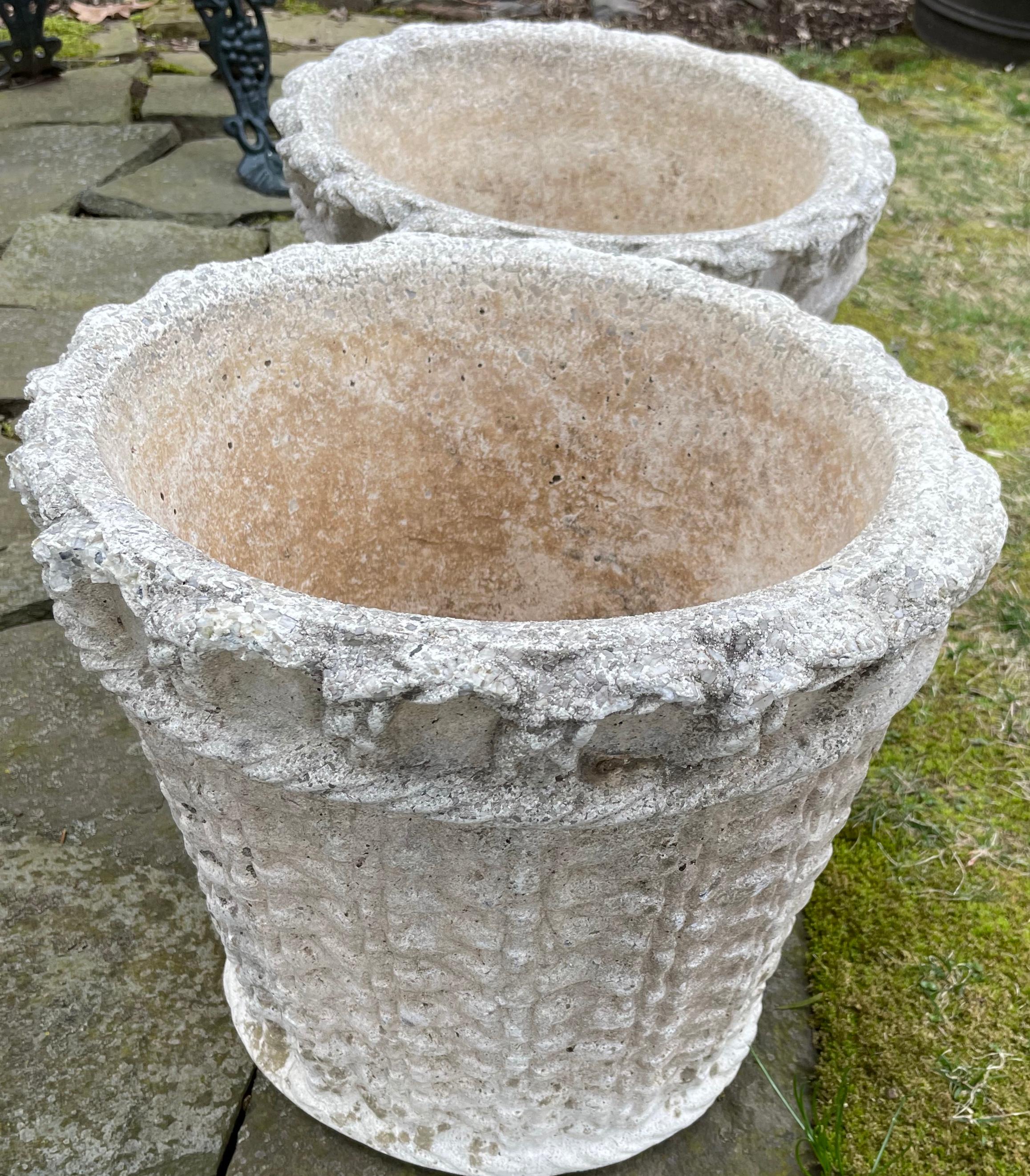 Milieu du XXe siècle Paire de jardinières normandes en pierre moulée à panier tressé en vente