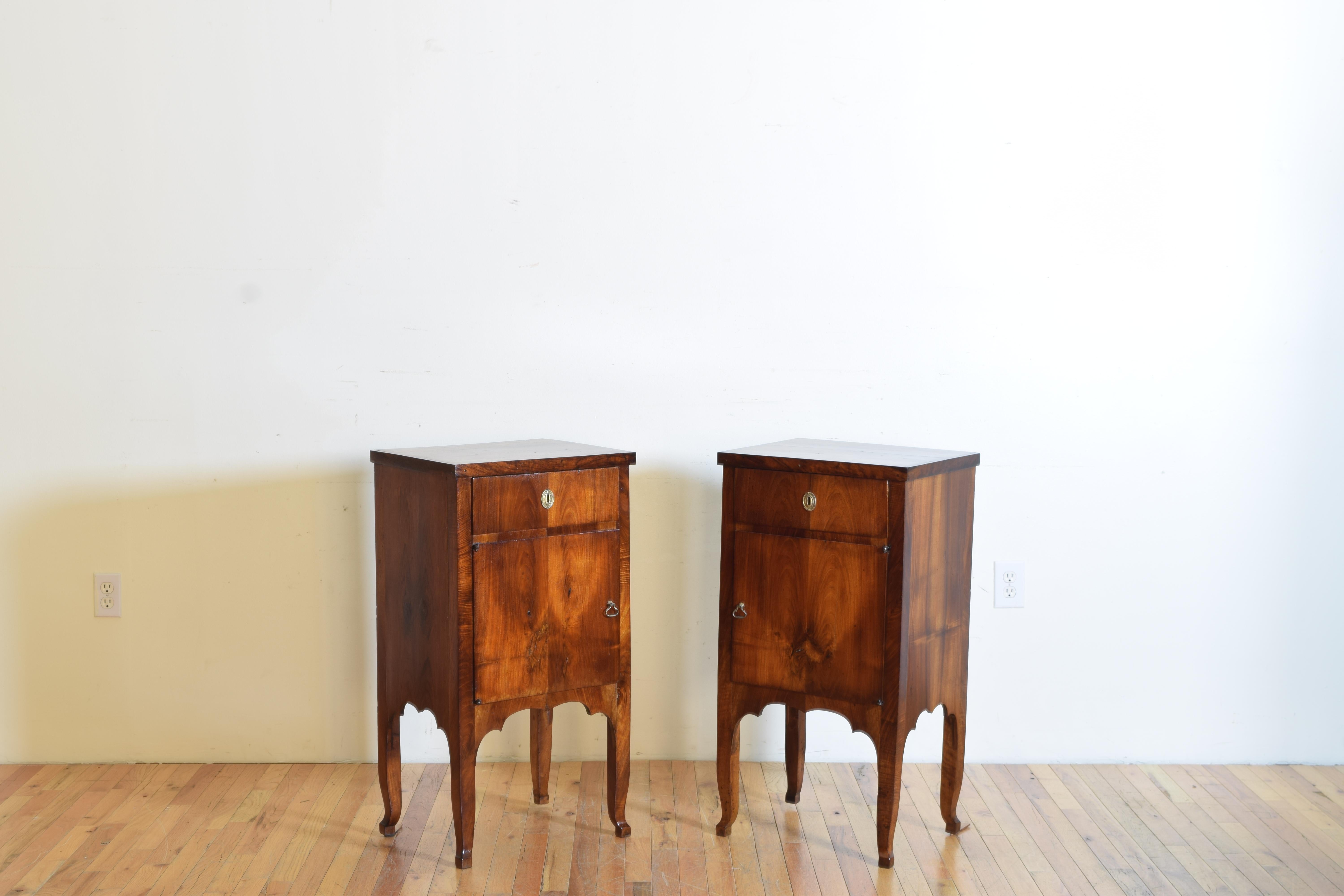 Neoclassical Pair of Northern Italian Figured and Shaped Walnut Bedside Commodes 19th Century