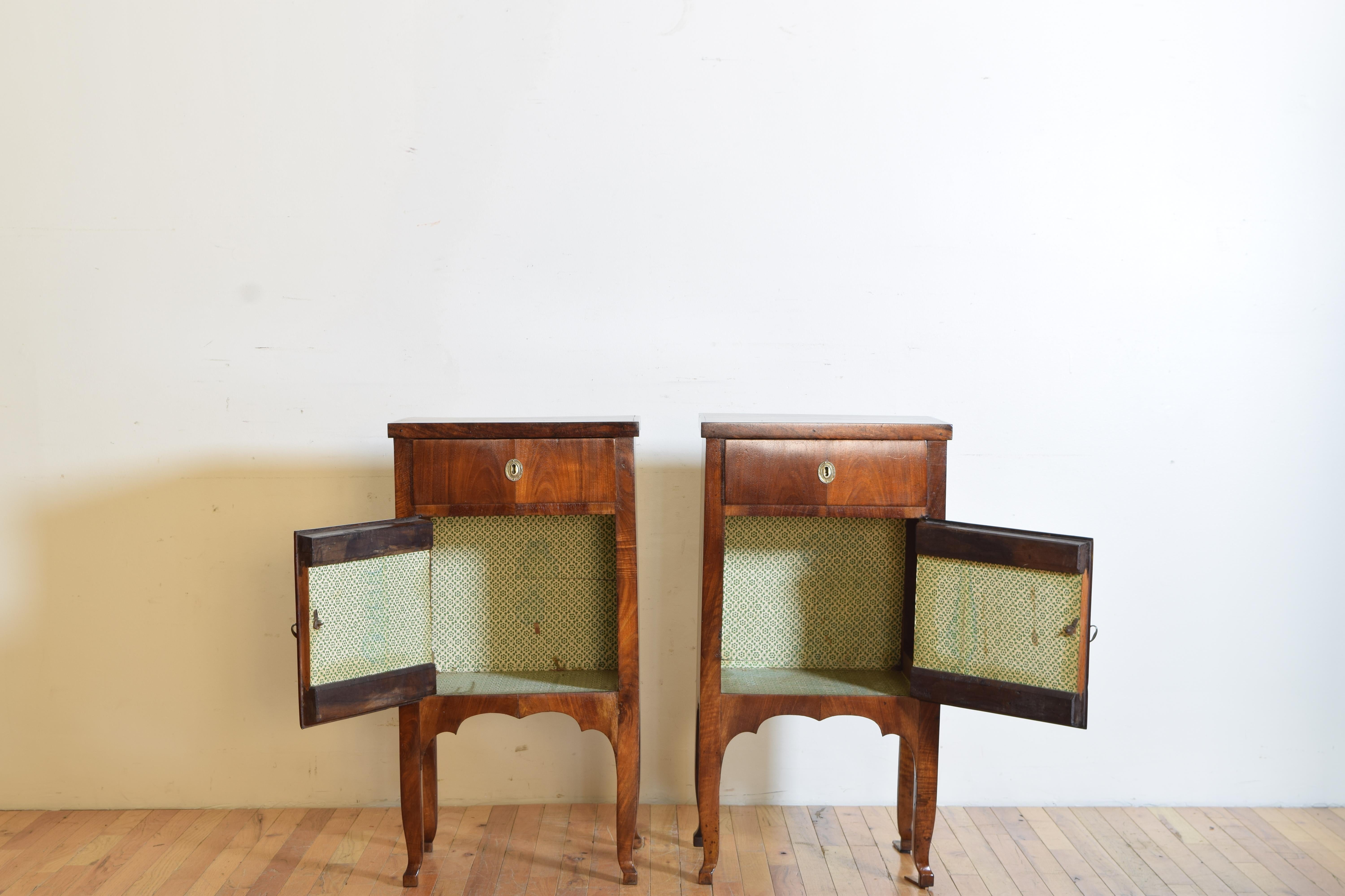 Mid-19th Century Pair of Northern Italian Figured and Shaped Walnut Bedside Commodes 19th Century