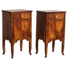 Paire de commodes de chevet en noyer sculpté et façonné d'Italie du Nord 19e siècle