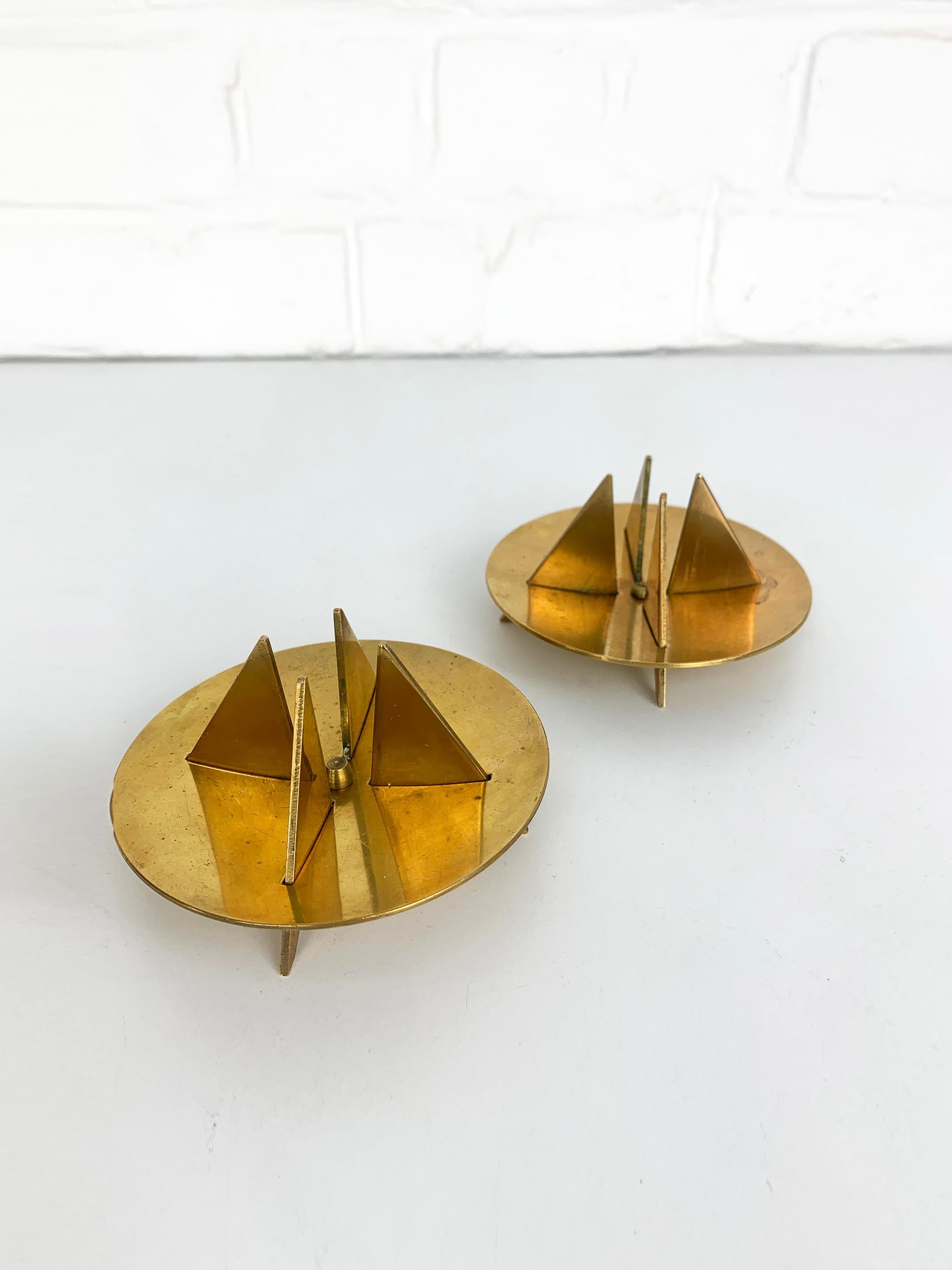 Pair Nr.20 Candlesticks in solid Brass by Pierre Forssell Skultuna Sweden 1960s In Good Condition For Sale In Vorst, BE
