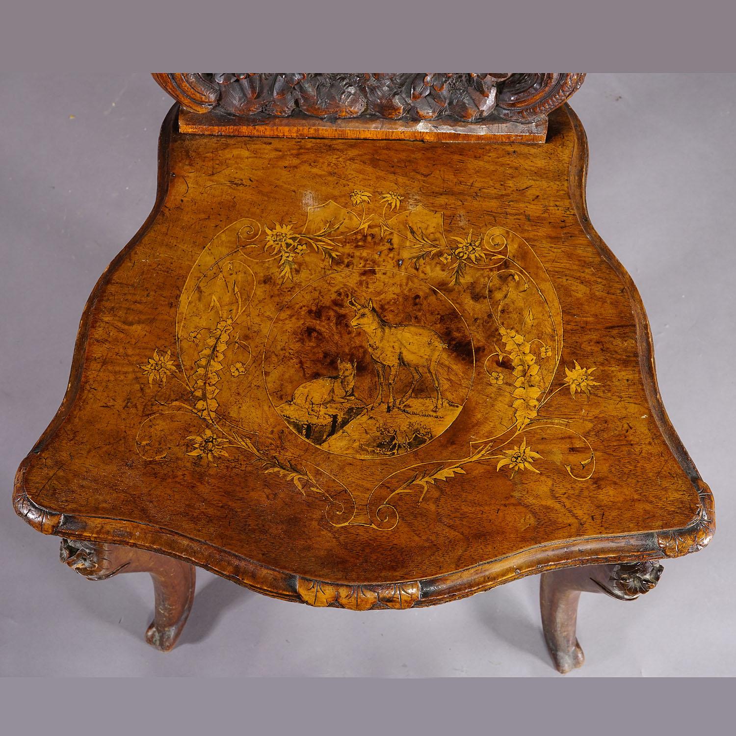 Coppia di sedie intarsiate Edelweis in legno di noce Svizzera Brienz 1900 in vendita 4