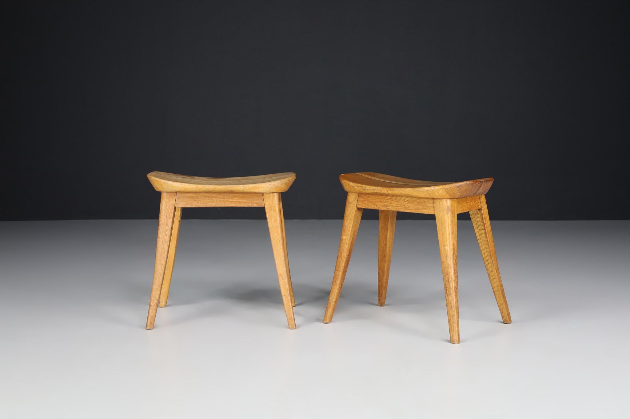 Pair oak coffee bean stools in oak, France 1950s In Good Condition For Sale In Almelo, NL
