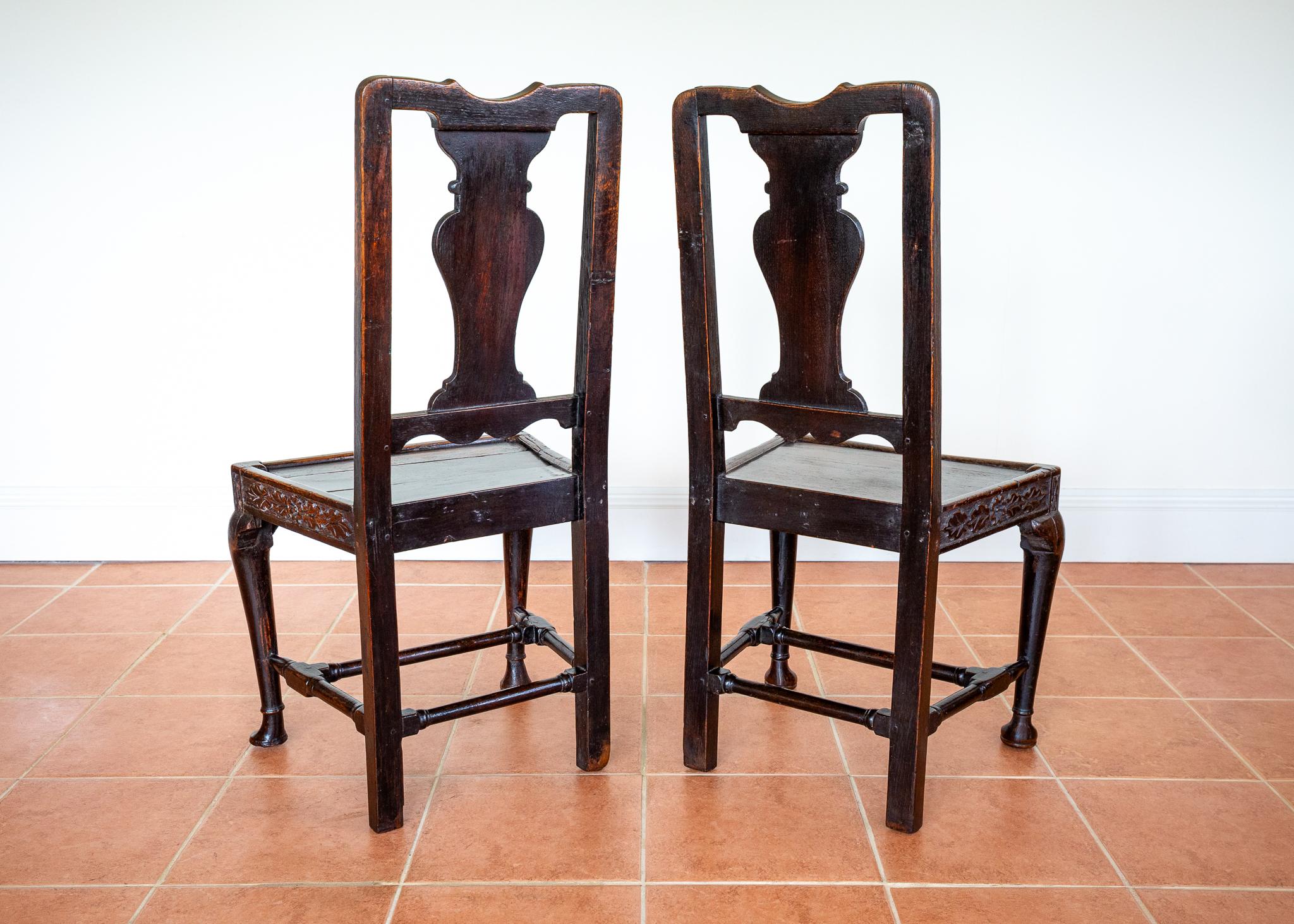Pair Oak Jacobean Hall Side or Dining Chairs Early 1600s Country House Antique In Good Condition For Sale In London, GB