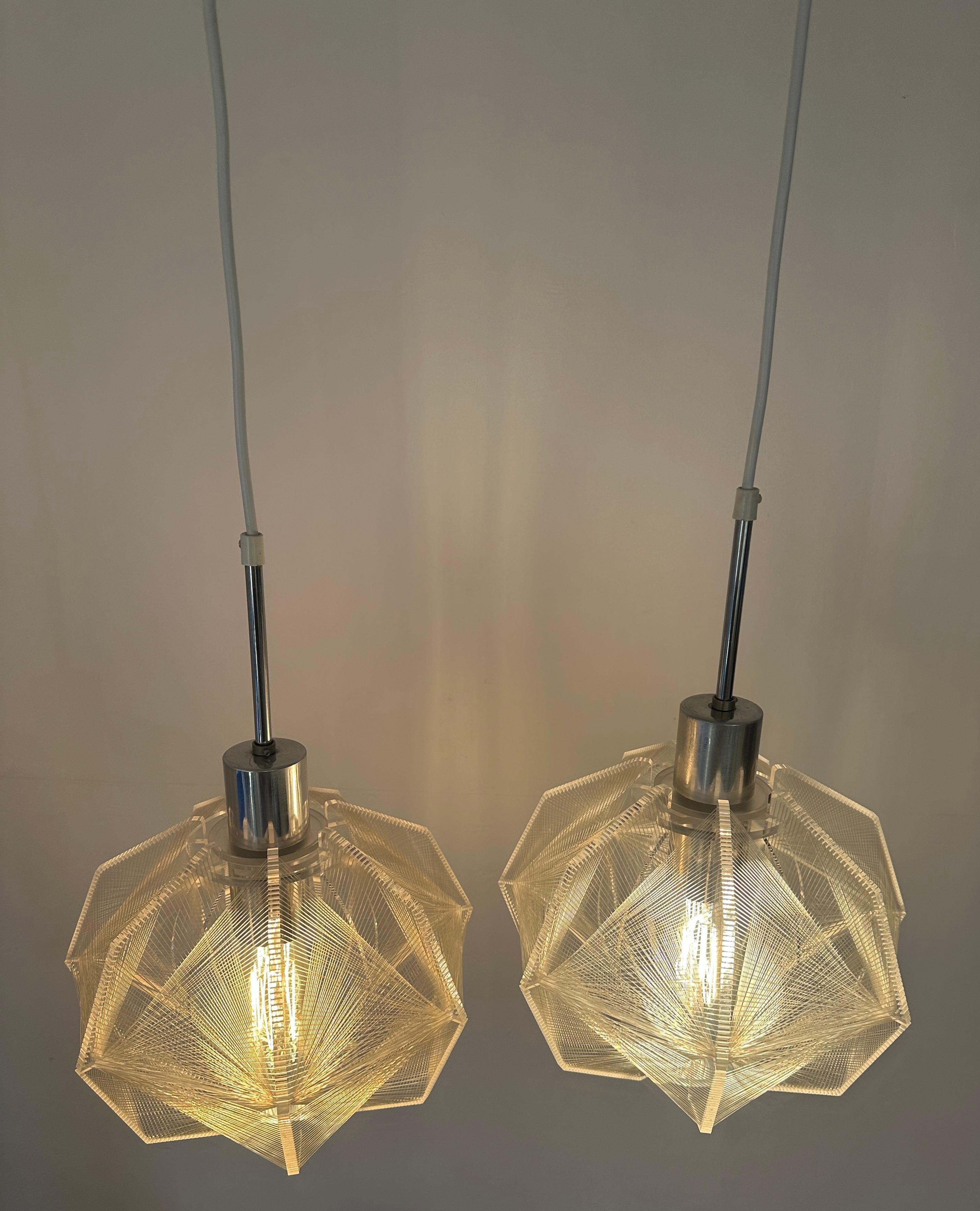 Coppia di lampade a sospensione in nylon e perspex di Paul Secon, risalenti agli anni '70 e di stampo spaziale. in vendita 2