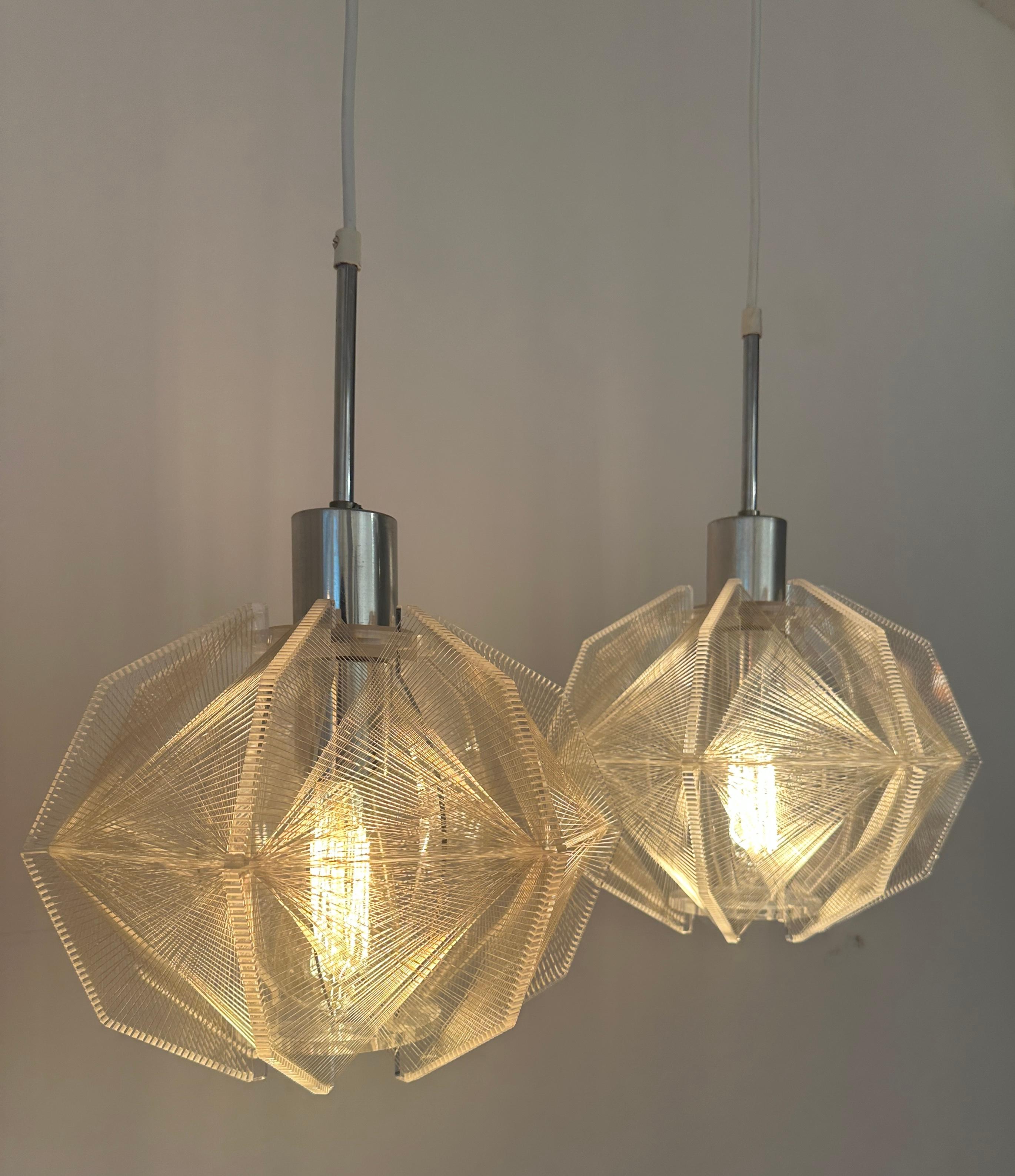 Coppia di lampade da soffitto a sospensione in nylon, perspex e cromo lucido, futuristiche e futuristiche tedesche degli anni Settanta. Prodotto da Sompex e progettato dal designer francese Paul Secon. La luce è costruita in modo molto intelligente