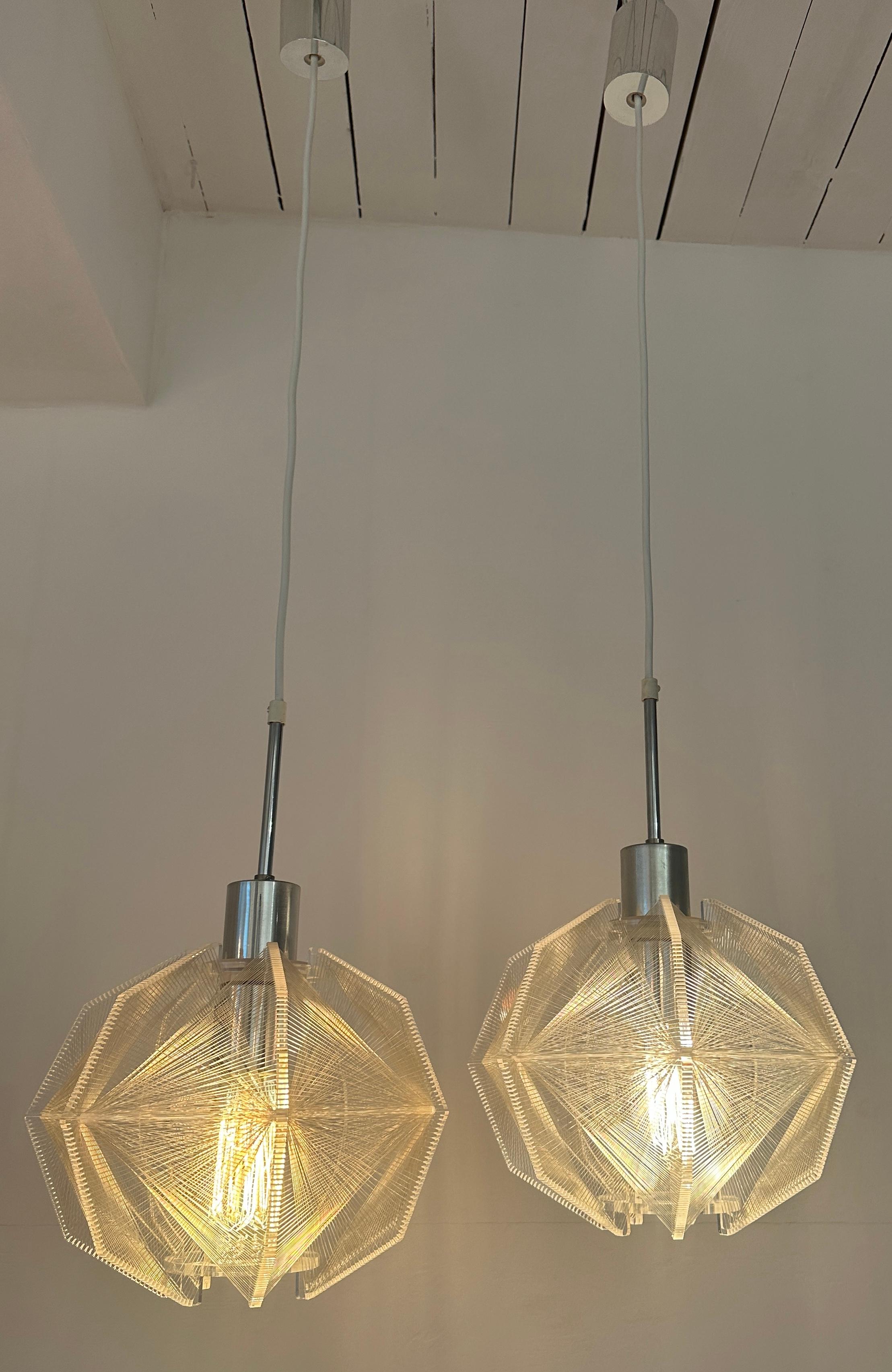 Tedesco Coppia di lampade a sospensione in nylon e perspex di Paul Secon, risalenti agli anni '70 e di stampo spaziale. in vendita