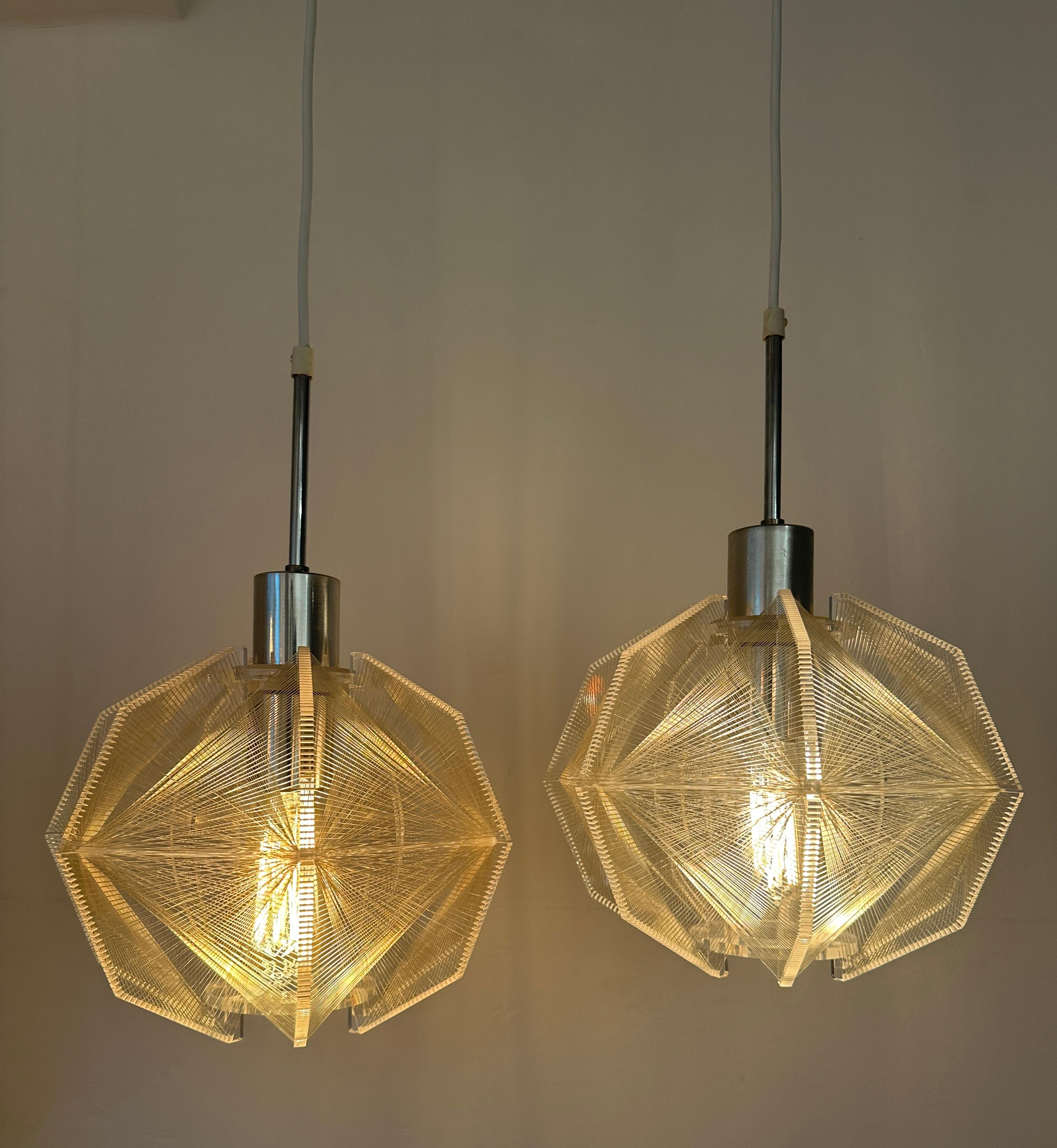 Lucidato Coppia di lampade a sospensione in nylon e perspex di Paul Secon, risalenti agli anni '70 e di stampo spaziale. in vendita