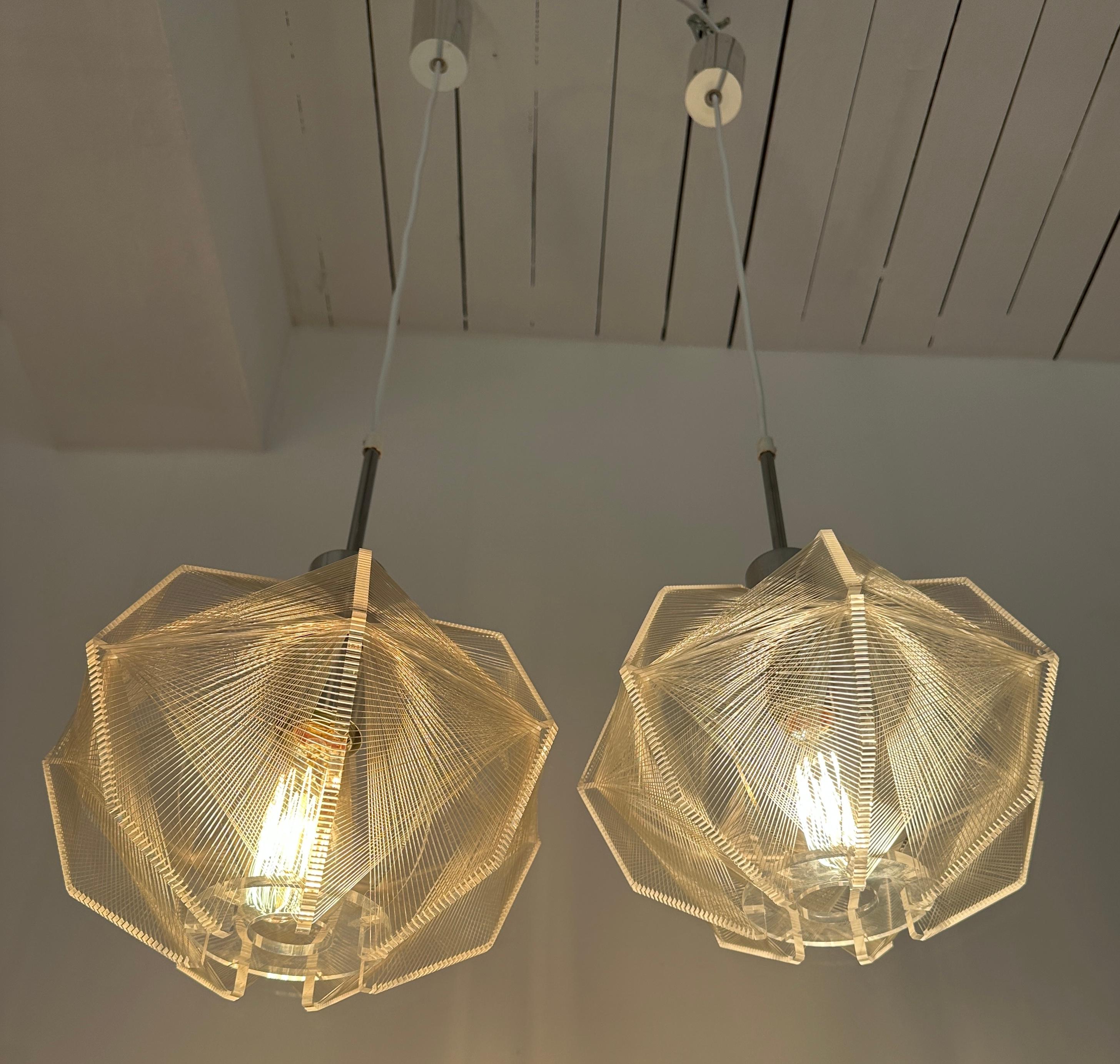 Coppia di lampade a sospensione in nylon e perspex di Paul Secon, risalenti agli anni '70 e di stampo spaziale. In condizioni buone in vendita a London, GB