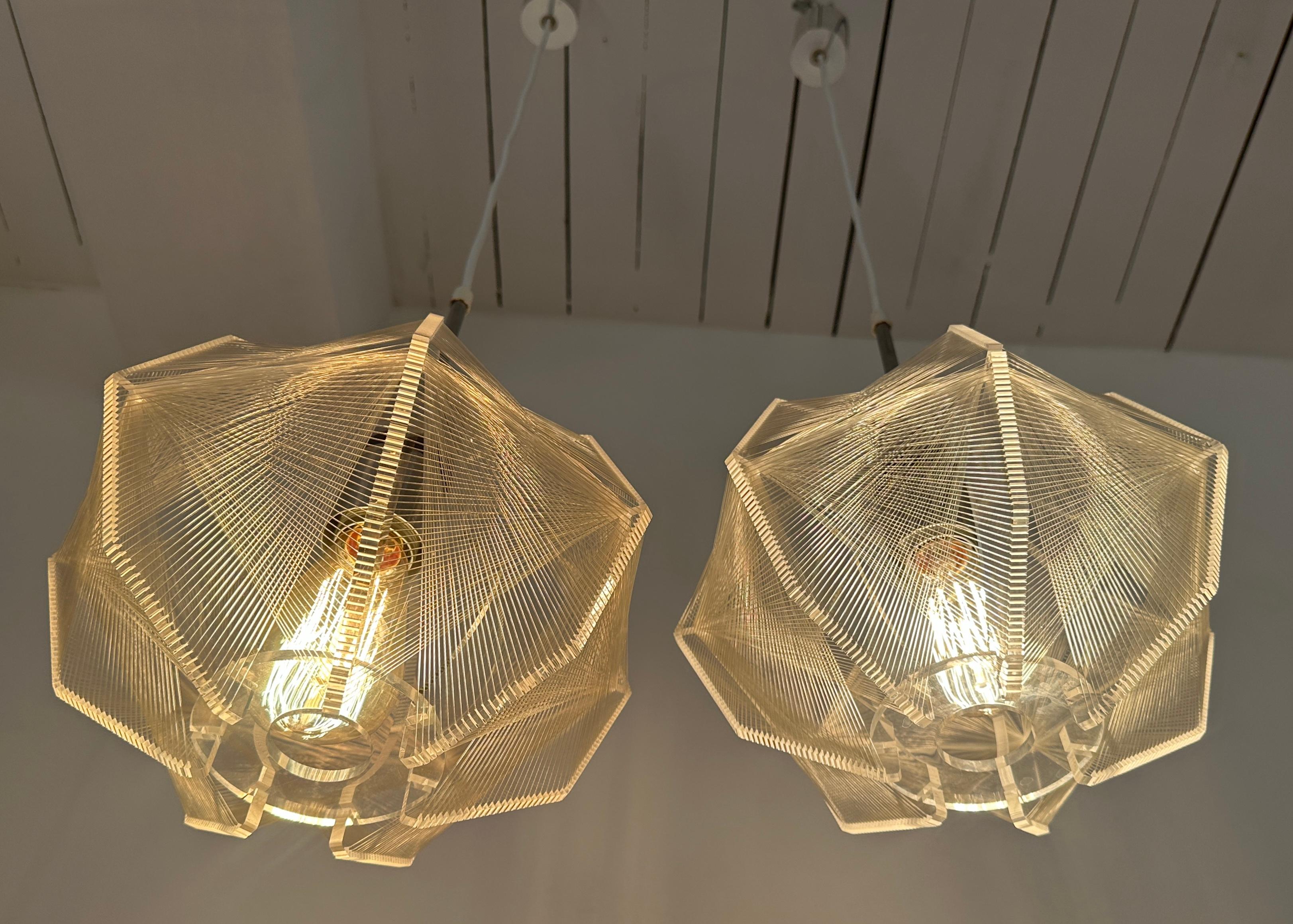 XX secolo Coppia di lampade a sospensione in nylon e perspex di Paul Secon, risalenti agli anni '70 e di stampo spaziale. in vendita