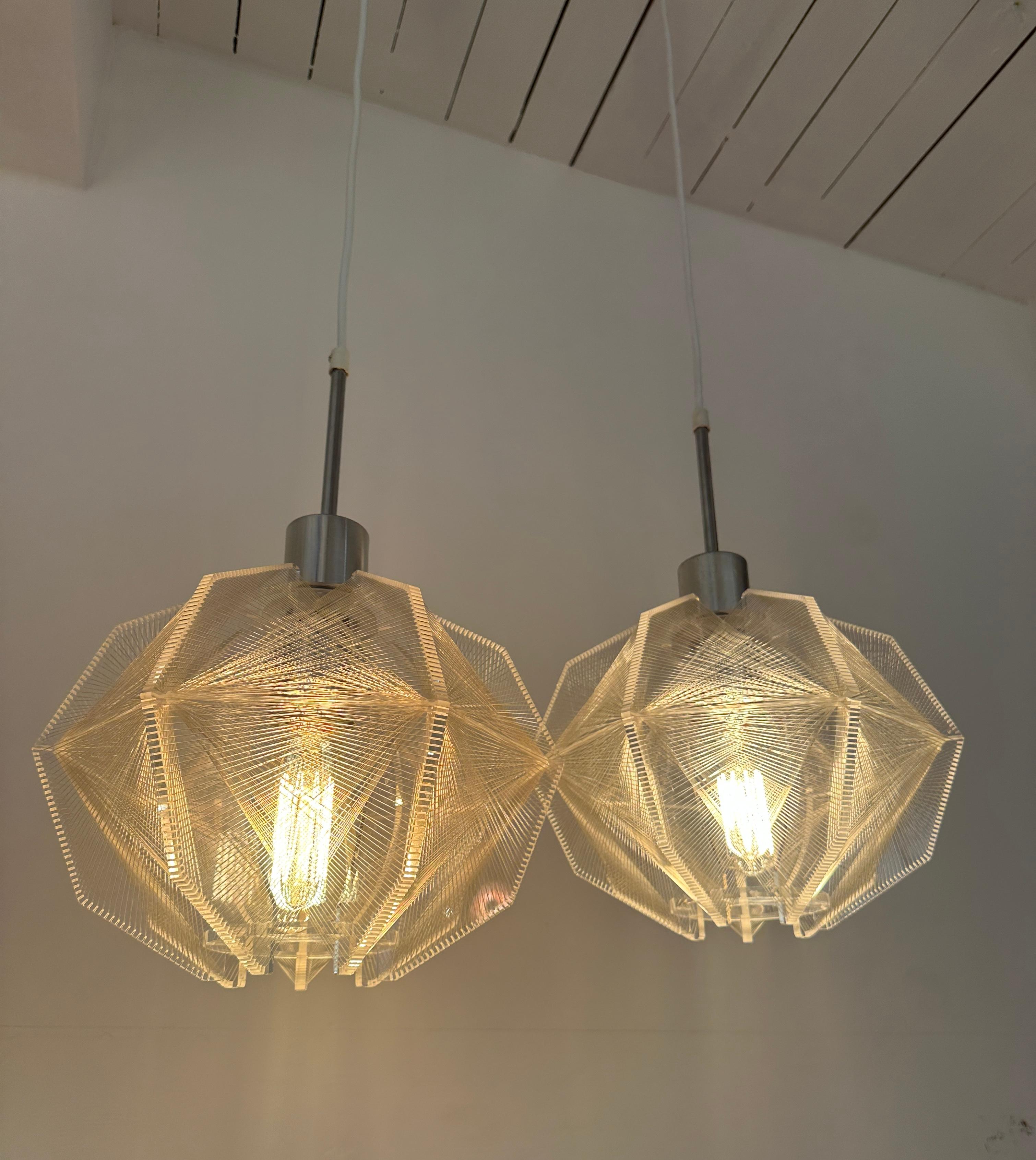 Coppia di lampade a sospensione in nylon e perspex di Paul Secon, risalenti agli anni '70 e di stampo spaziale. in vendita 1
