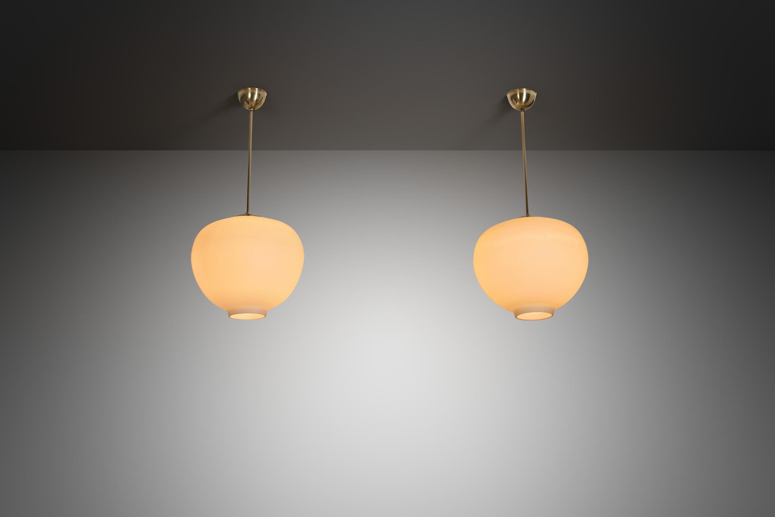 Metà XX secolo Coppia di lampade a sospensione 